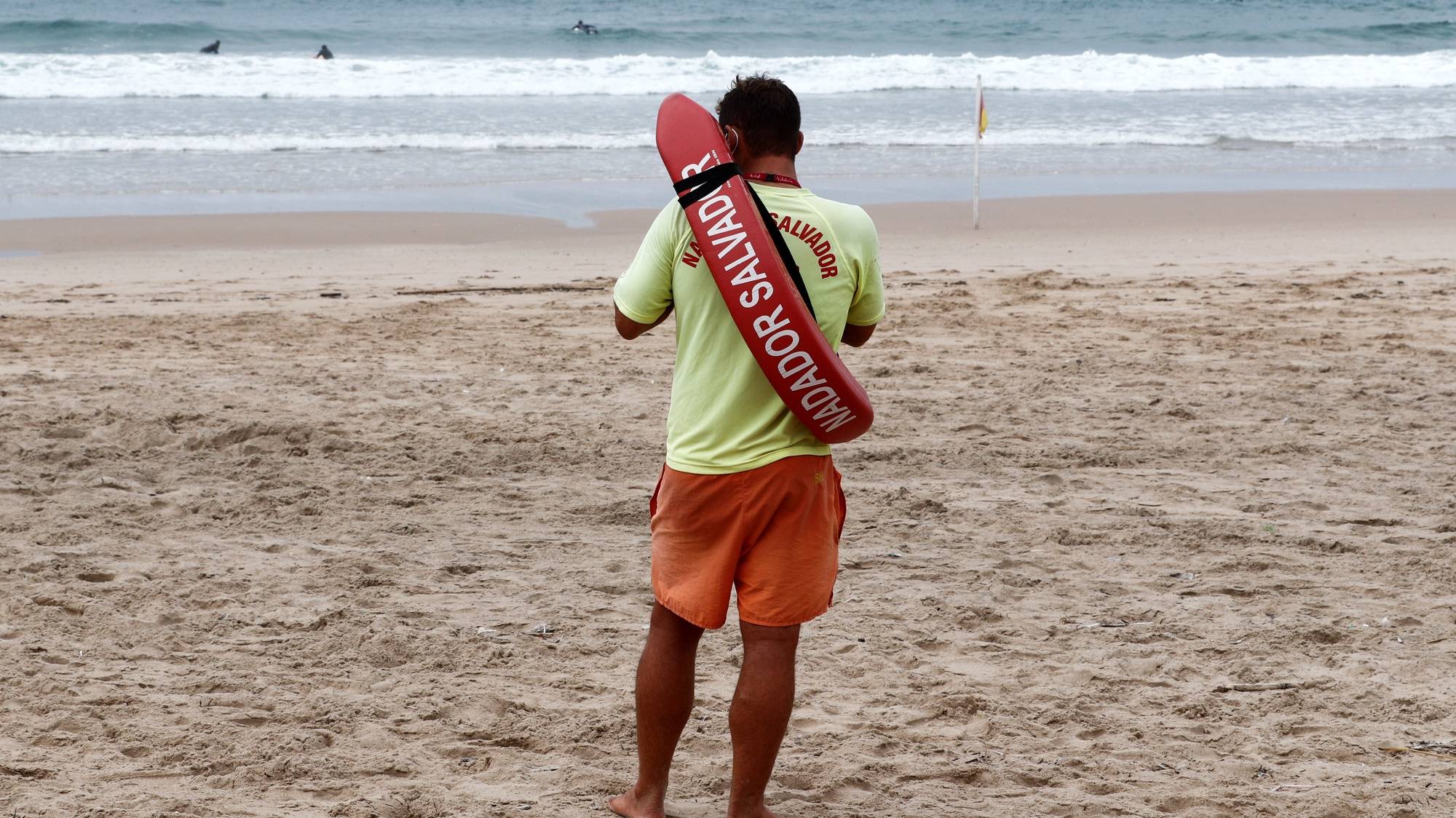 Um nadador salvador assiste à formação nas áreas do resgate e salvamento aquático e Suporte Básico de Vida, numa praia da Costa da Caparica, Almada, 23 de setembro de 2020. ANTÓNIO COTRIM/LUSA