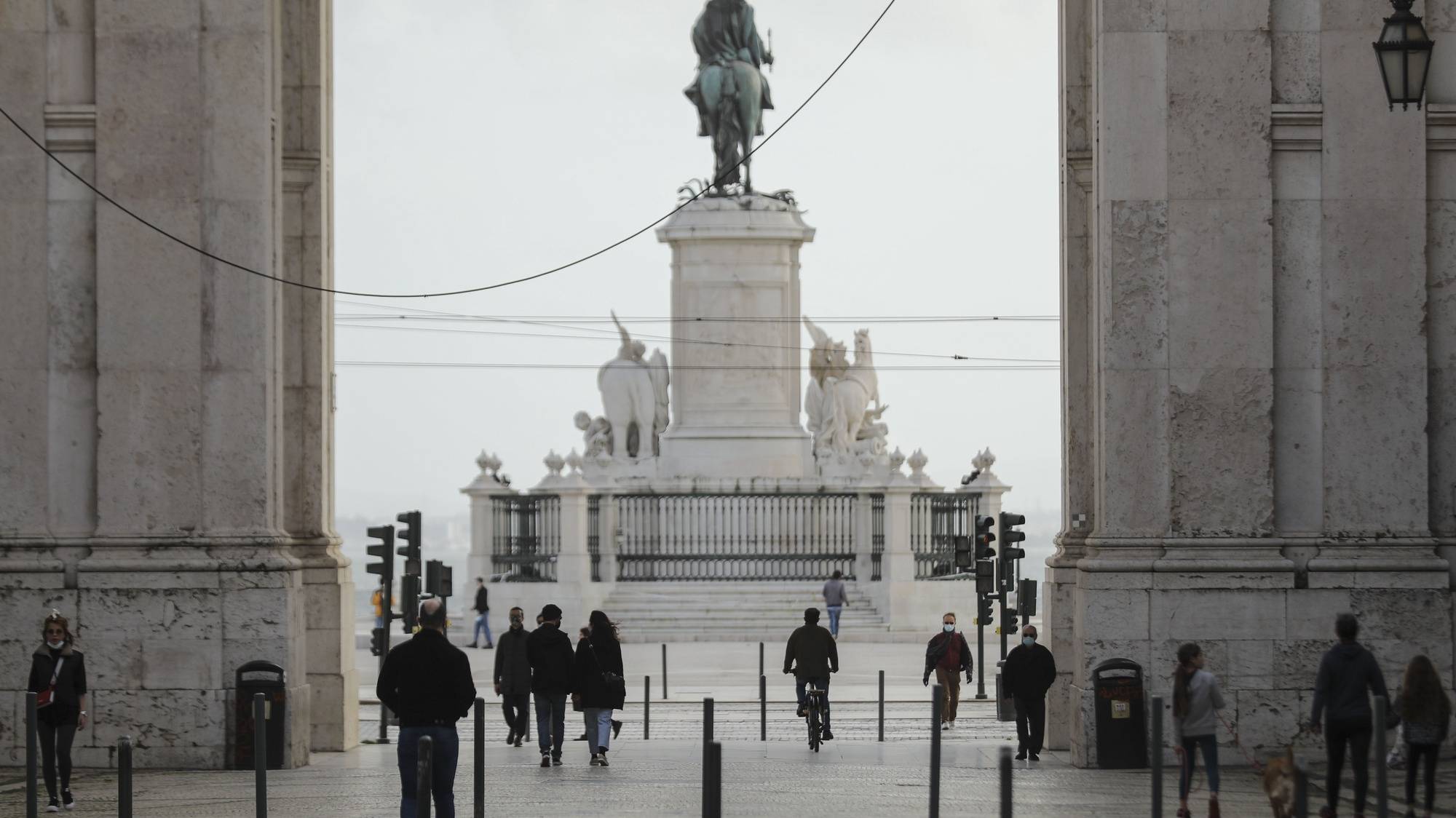 Pessoas passeiam junto ao Arco da Rua Augusta em Lisboa, durante período com medidas de restrição impostas pelo novo confinamento, na sequência da pandemia de Covid-19, 30 de janeiro de 2021. MIGUEL A. LOPES/LUSA