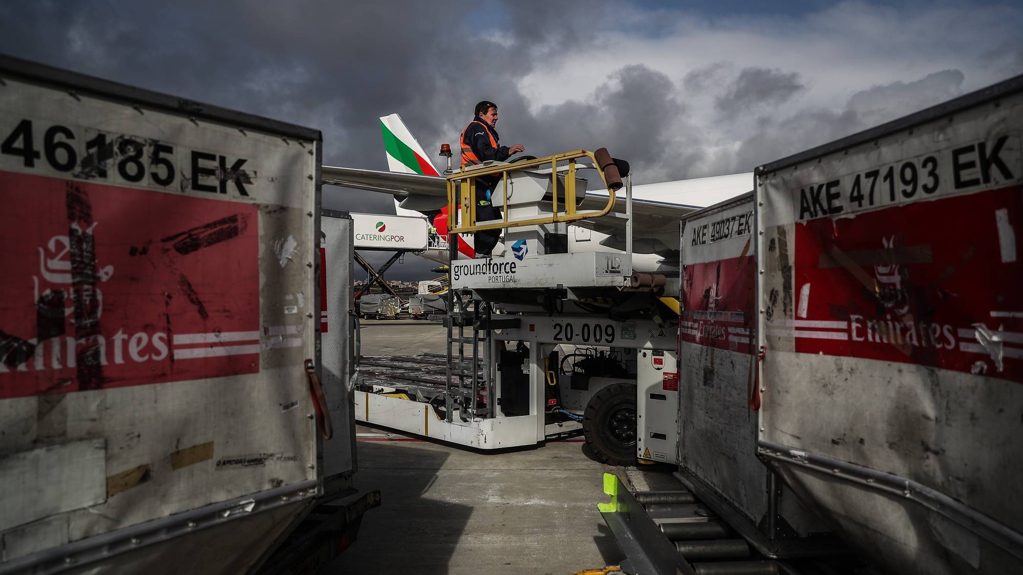 Um operador da Groundforce onde a operação da empresa de ‘handling’ Groundforce inclui números como cinco minutos e 400 toneladas, mas também o objetivo de chegar ao fim de 2019 com 3.600 colaboradores, aeroporto Humberto Delgado, em Lisboa, 22 de janeiro de 2018. Para que os aviões estejam no ar, a Groundforce faz toda a assistência em terra, excetuando o fornecimento de comida e de combustível, como resume o presidente executivo da empresa, Paulo Neto Leite, numa visita guiada aos ‘bastidores’ do Aeroporto Humberto Delgado, em Lisboa. MÁRIO CRUZ/LUSA