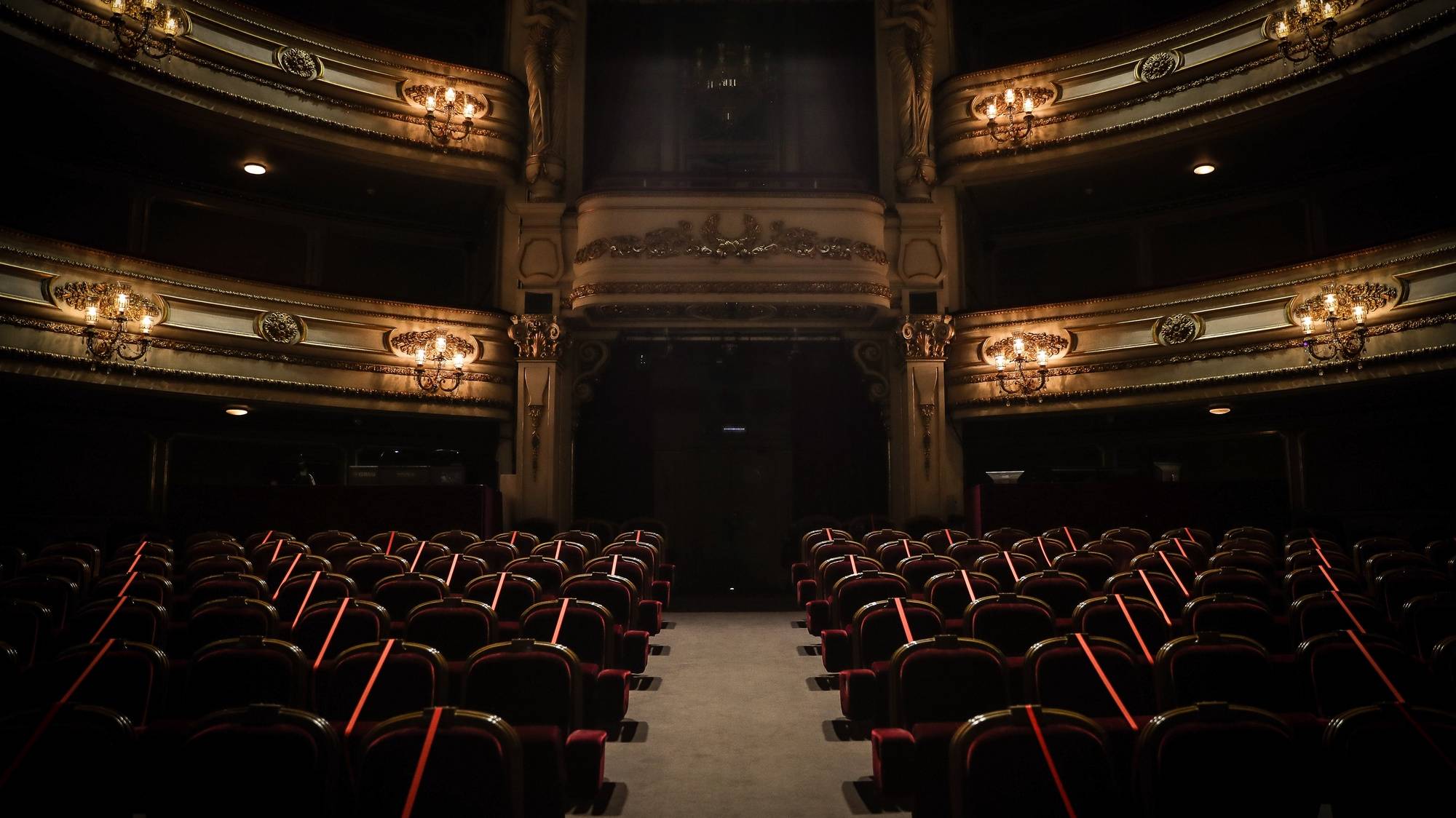 Cadeiras interditas para a visualização da peça &quot;Catarina e a beleza de matar fascistas&quot; antes da reabertura ao público, no âmbito das novas medidas de desconfinamento relacionadas com a pandemia da covid-19, no Teatro Nacional D. Maria II , em Lisboa, 19 de abril de 2021. (ACOMPANHA TEXTO) MÁRIO CRUZ/LUSA