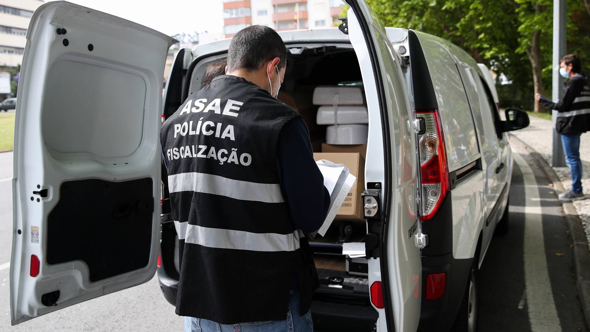 Um elemento da Autoridade de Segurança Alimentar e Económica (ASAE) durante uma operação nacional de fiscalização de transporte de mercadorias, em Coimbra, 17 de junho de 2021. PAULO NOVAIS/LUSA