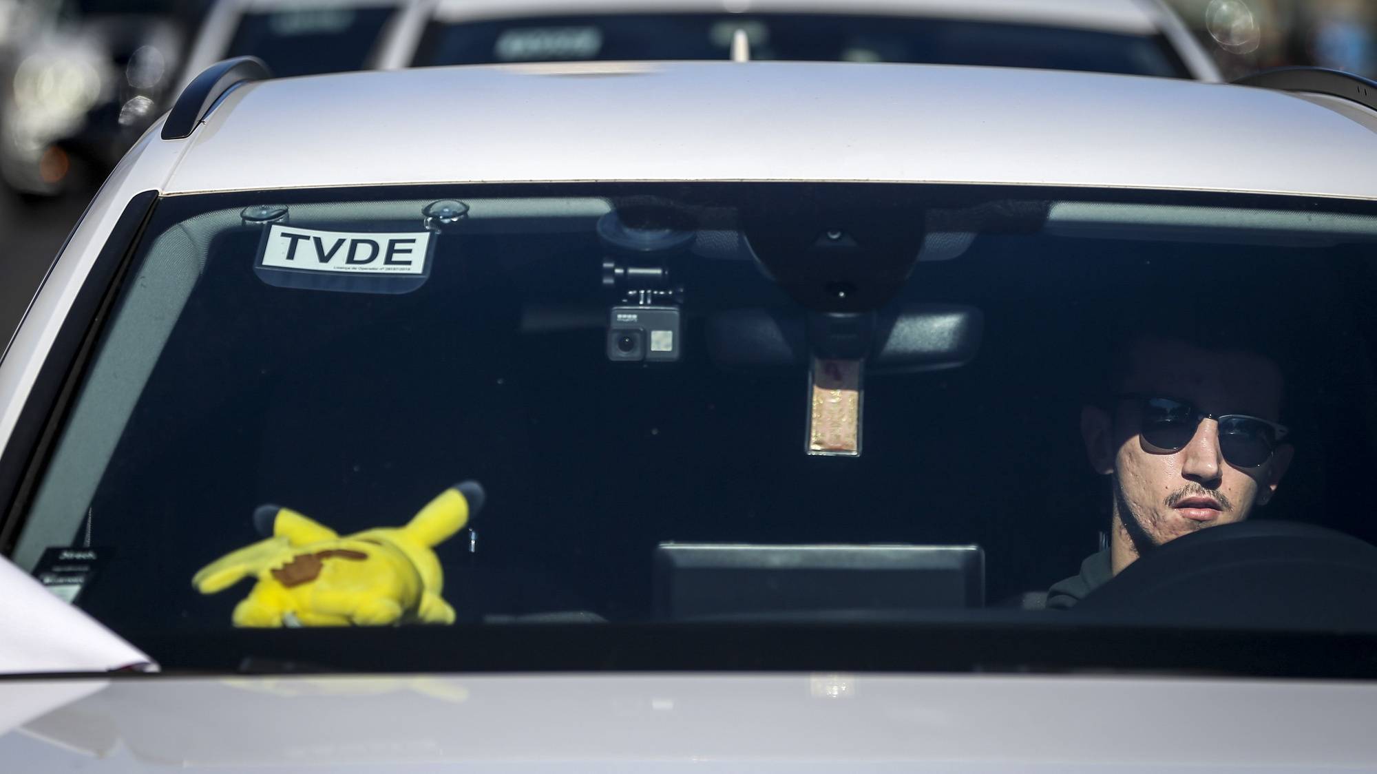 Protesto de motoristas de transportes em veículos descaracterizados a partir da plataforma eletrónica (TVDE), convocada pelo Movimento TVDE, em defesa de um setor com tarifas dignas,  em Lisboa, 02 de fevereiro de 2022. O movimento promove a concentração e entrega de documento de custos da atividade e o pedido de retirada da opção Uber saverx e Bolt economy. RODRIGO ANTUNES/LUSA