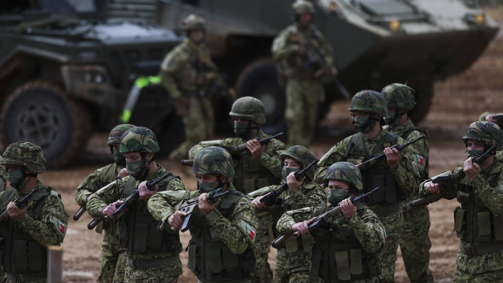 Militares participam na demonstração tática da Companhia do Exército que será projetada para a Roménia, no âmbito da NATO, no Campo Militar de Santa Margarida, em Constância, 22 de março de 2022. PAULO CUNHA/LUSA