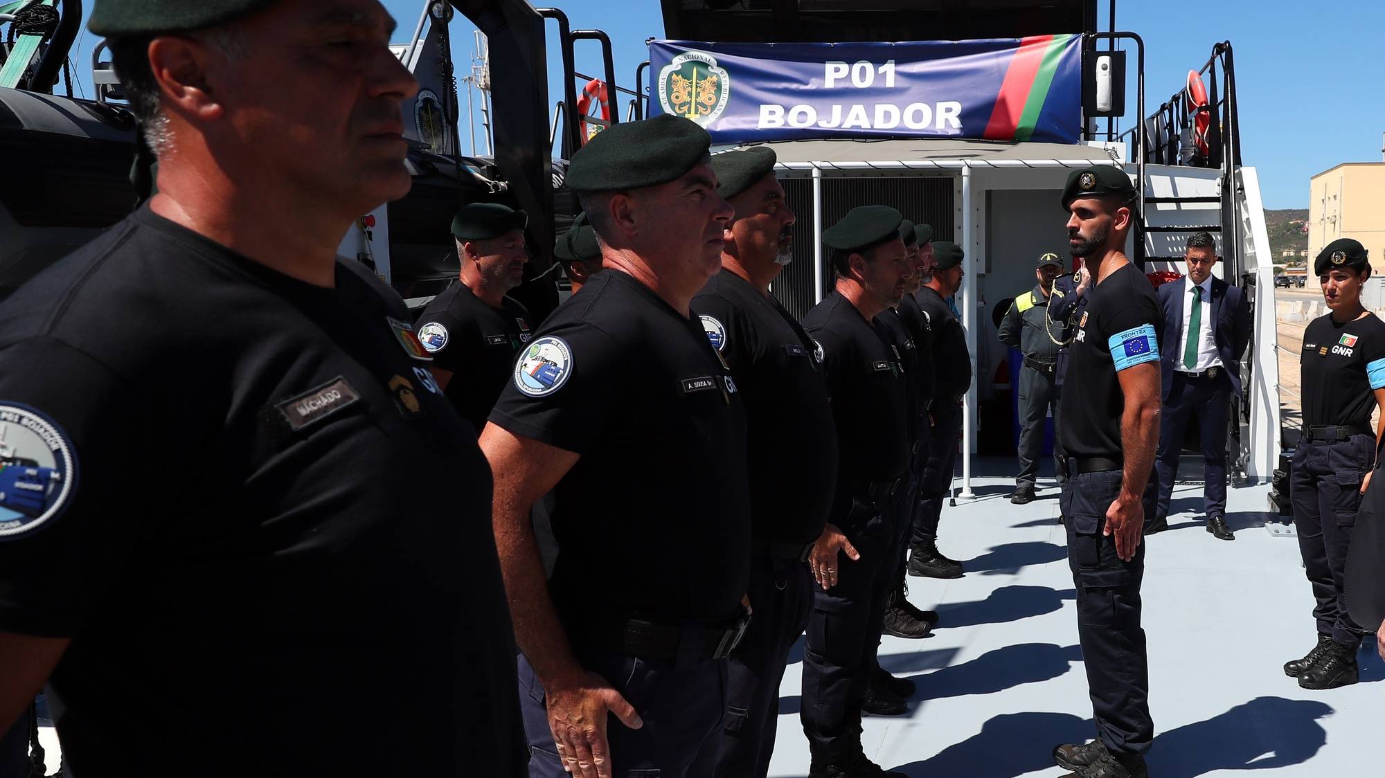 Tripulação da lancha de Patrulhamento Costeiro “Bojador” da Guarda Nacional Republicana (GNR), que integra a Operação Conjunta “THEMIS 2022” - Itália, sob a égide da Agência da Guarda Europeia de Fronteiras e Costeira (FRONTEX), no âmbito da coordenação operacional nas fronteiras externas da União Europeia, para controlar os fluxos de migração e impedir a criminalidade transfronteiriça. Sant&#039;Antioco, 29 de junho de 2022. NUNO VEIGA/LUSA