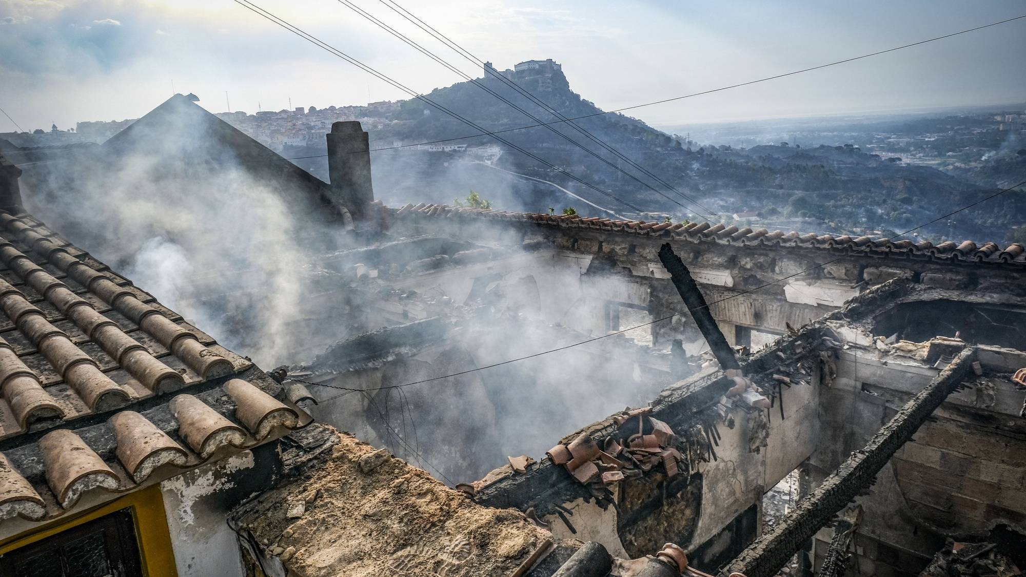 Uma habitação destruída pelo incêndio de quarta-feira em Palmela, 14 de julho de 2022. O fogo mobilizou 423 operacionais, com o apoio de 129 meios terrestres. RUI MINDERICO/LUSA