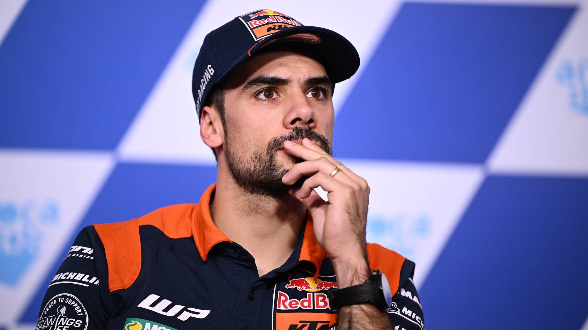 epa10240165 Portuguese rider Miguel Oliveira of Red Bull KTM Factory Racing attends a press conference for the Australian Motorcycle Grand Prix at the Phillip Island Grand Prix Circuit, Victoria, Australia, 13 October 2022. The Australian Motorcycle Grand Prix will take place on 16 October 2022.  EPA/JOEL CARRETT AUSTRALIA AND NEW ZEALAND OUT