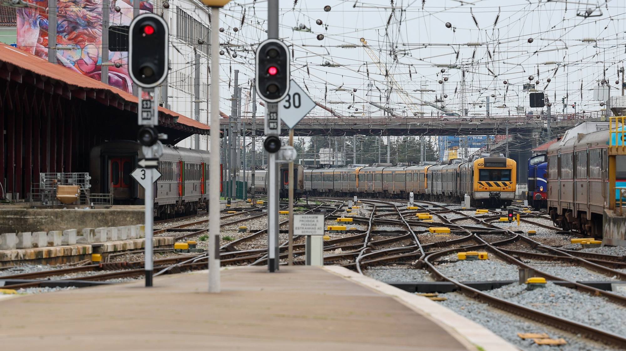 Estação de Santa Apolónia em Lisboa em dia de greve de trabalhadores da CP, IP-Infraestruturas de Portugal, IP-Telecom , IP - Engenharia , IP -Património e EMEF. Os trabalhadores da CP e da IP cumprem hoje o primeiro dia de greve, para reivindicar um prémio financeiro que compense a perda de poder de compra em 2022  ANTÓNIO COTRIM/LUSA