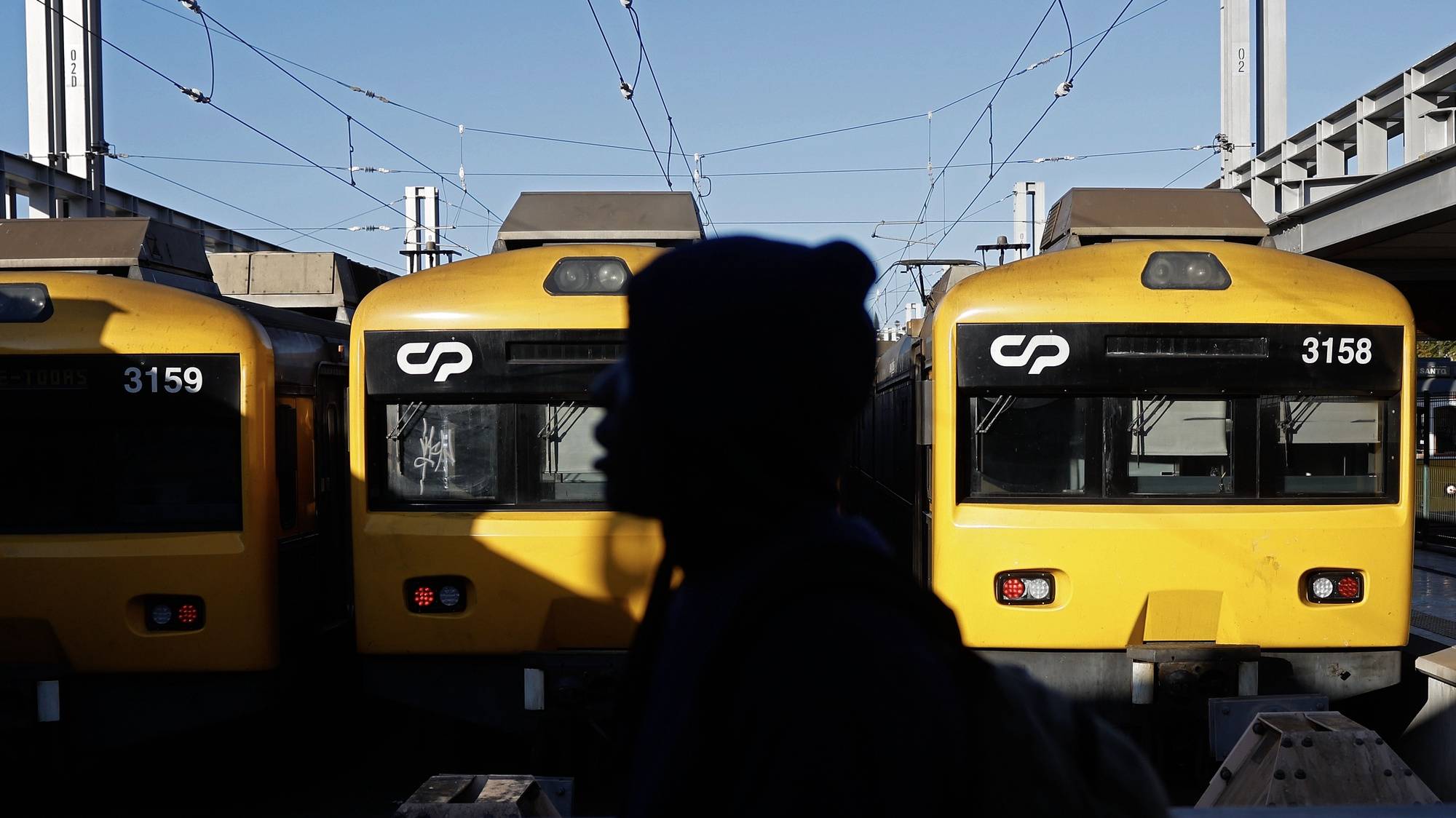 Comboios parados na Estação do Cais do Sodré no início da greve de trabalhadores maquinistas da CP - Comboios de Portugal, convocada pelo Sindicato Nacional dos Maquinistas dos Caminhos de Ferro Portugueses (SMAQ), até dia 21 de fevereiro, em Lisboa, 09 de fevereiro de 2023. Os trabalhadores exigem aumentos salariais, valorização das carreiras, melhores condições de trabalho e de segurança, humanização das escalas de serviço, horas de refeição enquadradas e redução dos repousos fora da sede; e o reconhecimento e valorização das exigências profissionais e de formação dos maquinistas pelo novo quadro legislativo. ANTÓNIO PEDRO SANTOS/LUSA