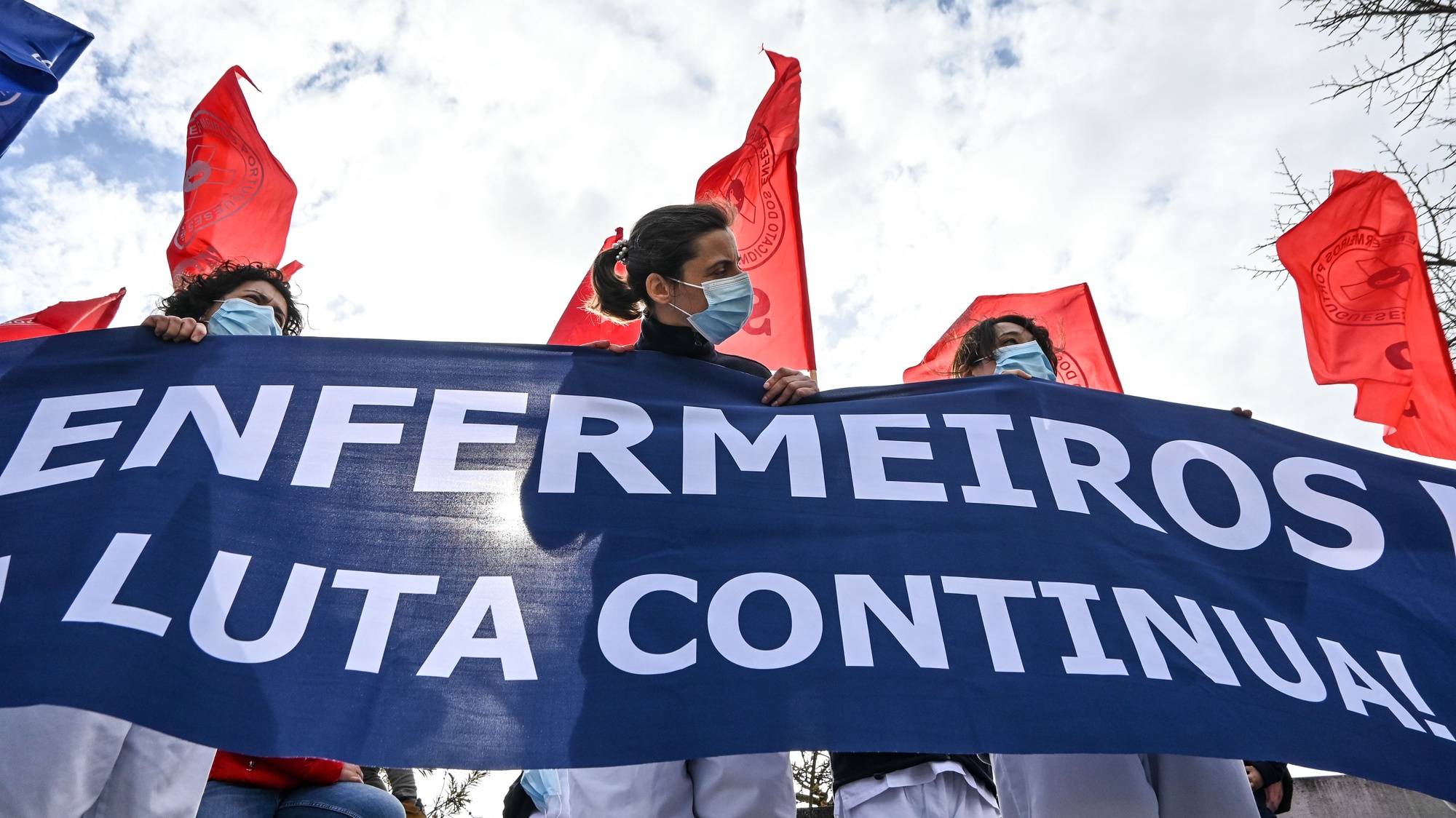 Cerca de três dezenas enfermeiros da Unidade das Caldas da Rainha, do Centro Hospitalar do Oeste concentraram-se hoje, no âmbito de uma convocatória do SEP - Sindicatos dos Enfermeiros Portugueses. Estes profissionais da Saúde exigem ao conselho de administração e ao Governo &quot;a contabilização dos Pontos, relativos às Avaliações do Desempenho e os correspondentes reposicionamentos remuneratórios desde 2018, em conformidade com as Leis do Orçamento de Estado de 2018 e seguintes&quot;, Caldas da Rainha, 13 de fevereiro de 2023. CARLOS BARROSO/LUSA