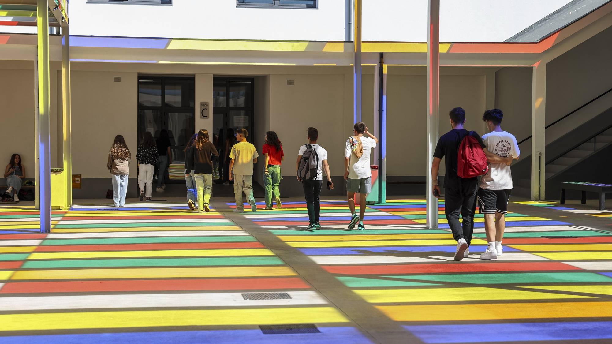 Alunos no espaço exterior da Escola Secundária de Vouzela, situada numa vila do distrito de Viseu, e que é a primeira escola pública do ranking das melhores médias nos exames nacionais, Vouzela, 5 de junho de 2023. (ACOMPANHA TEXTO DE 16-06-2023) PAULO NOVAIS/LUSA