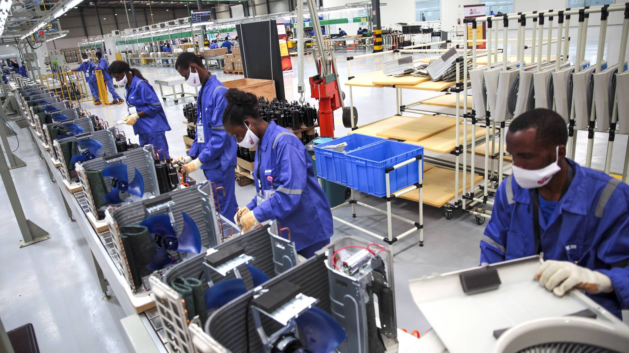 O Presidente de Angola, João Lourenço (ausente na foto), visitou à fábrica de montagem de eletrodomésticos da ICC, Luanda, Angola, 2 de outubro de 2020. A fábrica, notou, produz uma gama de bens que têm uma grande procura doméstica e eram quase exclusivamente importados, uma realidade que se está a transformar com o surgimento de novas unidades para que se passe a consumir mais produtos “Made in Angola”. AMPE ROGÉRIO/LUSA