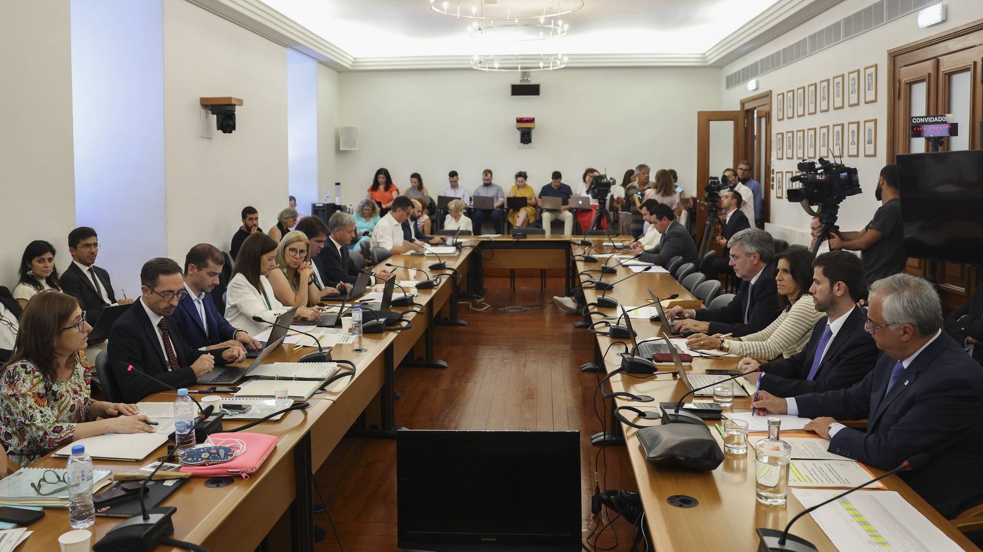 A relatora da comissão de inquérito à TAP e deputada do Partido Socialista (PS), Ana Paula Bernardo (E), intervém durante a sessão para apreciação e votação do relatório da CPI-TAP, na Assembleia da República, em Lisboa, 13 de julho 2023. ANTÓNIO COTRIM/LUSA