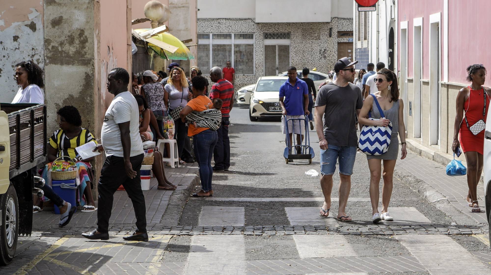 Turistas passeiam no Plateau na cidade da Praia, Cabo Verde, 02 de abril de 2023. O período de férias da Páscoa está a confirmar a retoma turística em Cabo Verde, com hotéis cheios e turistas estrangeiros a multiplicarem-se em passeios pelas principais localidades e praias do arquipélago. (ACOMPANHA TEXTO DA LUSA DO DIA  05 DE ABRIL DE 2023). ELTON MONTEIRO/LUSA