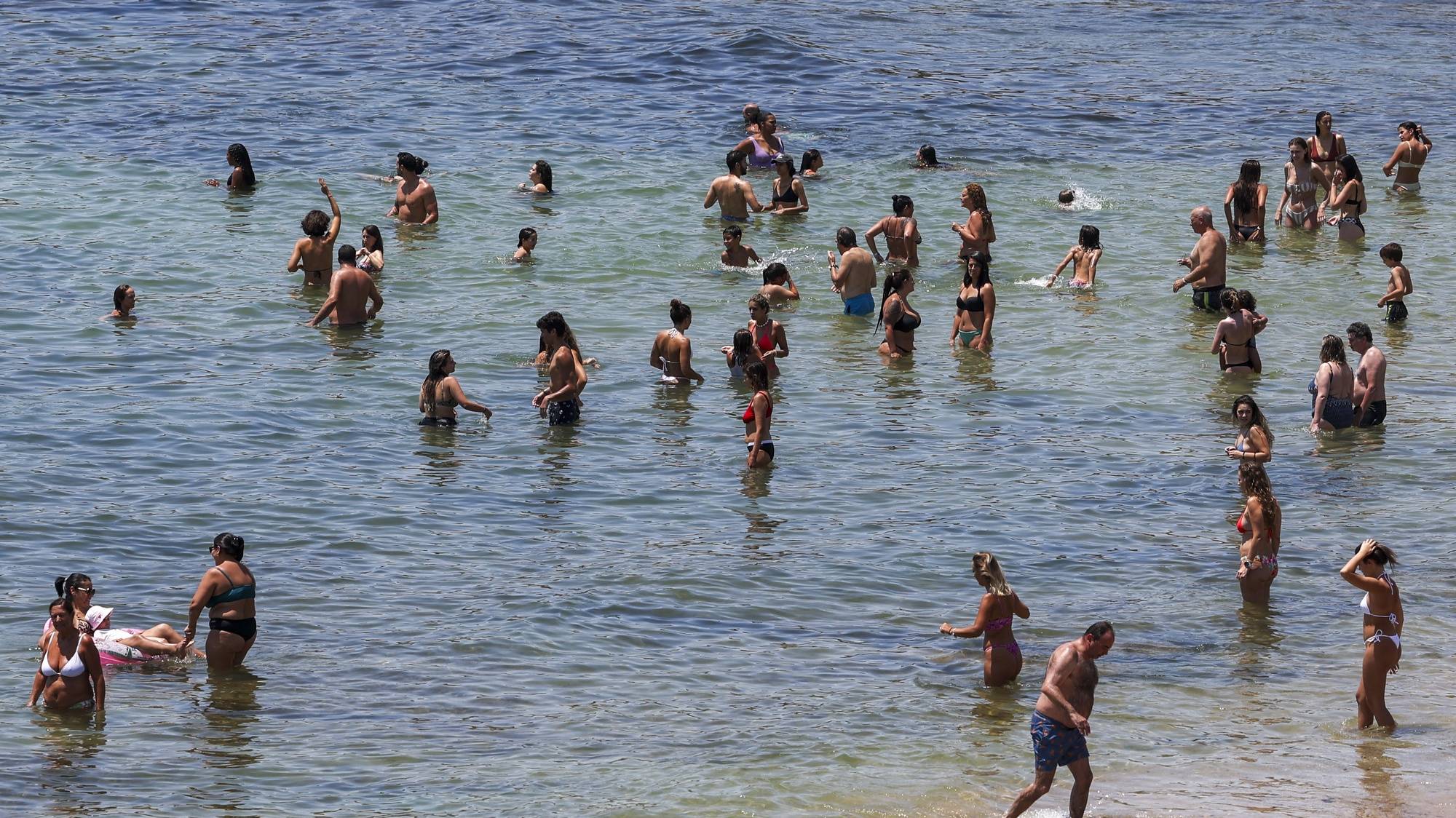 Banhistas tomam banho na Praia de São Pedro do Estoril, Cascais, 24 de junho de 2023. Segundo o Instituto do Mar e da Atmosfera (IPMA), as temperaturas poderão chegar aos 40 graus em várias zonas do país até à próxima quinta-feira, dia 29 de junho. JOSÉ SENA GOULÃO/LUSA