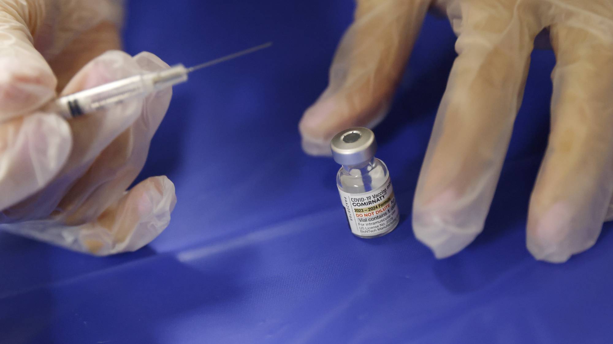 epa10902875 Healthcare worker Rena Charchian prepares a syringe with a dose of the Pfizer-BioNTech Comirnaty Omicron XBB 1.5 Covid-19 vaccine during a free walk-in clinic hosted by L.A. Care and Blue Shield of California Promise Health at the Community Resource Center in Pacoima, California, USA 05 October 2023. The US Food and Drug Administration approved Pfizer-BioNTech Comirnaty Omicron XBB 1.5 Covid-19 vaccines last month for people 12 years of age and older.  EPA/CAROLINE BREHMAN