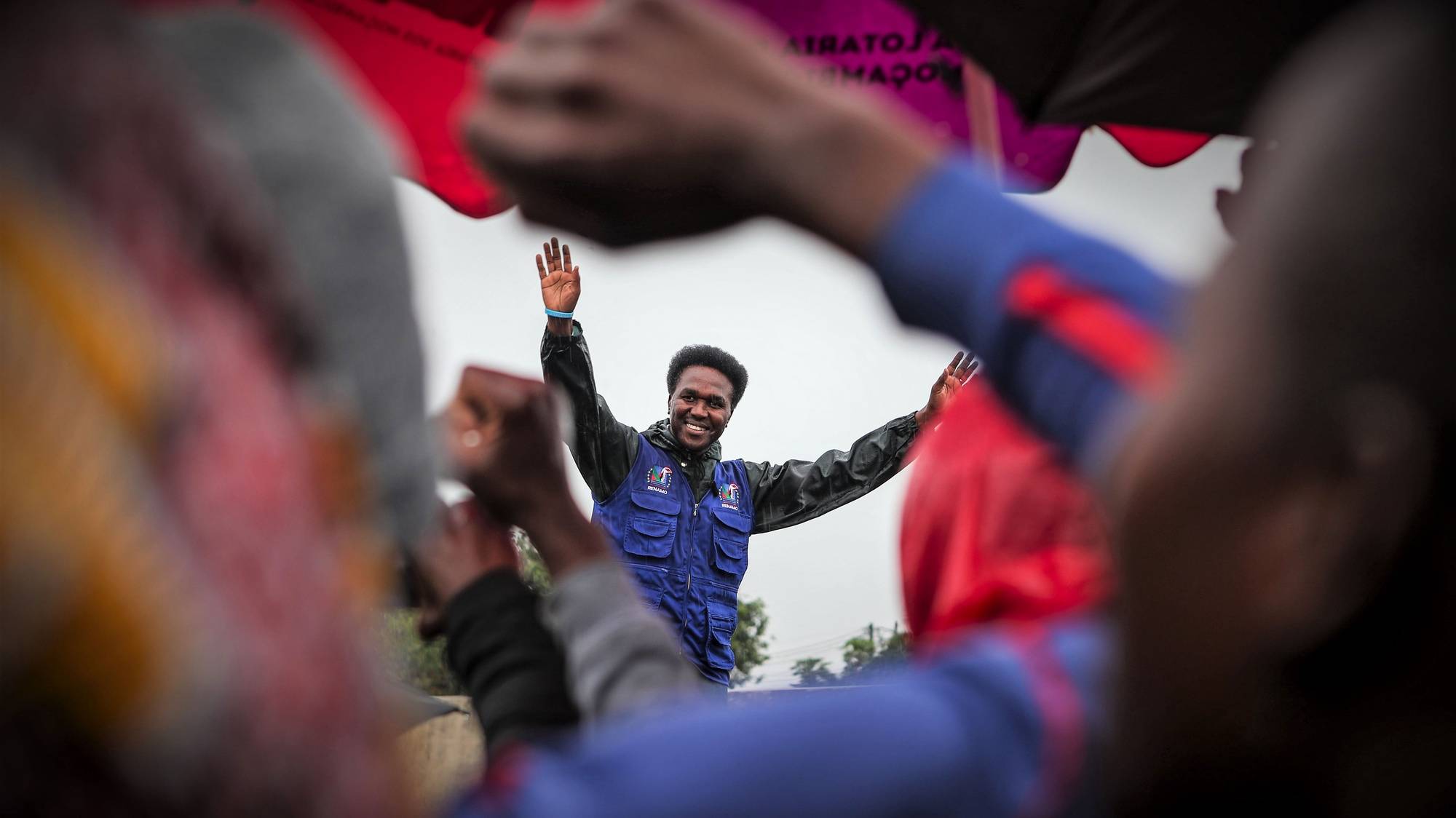 O candidato da Resistência Nacional Moçambicana (Renamo) para autarca da cidade de Maputo, Venâncio Mondlane, durante uma ação política na capital, Moçambique, 16 de outubro de 2023. De acordo com o edital de apuramento intermédio apresentado hoje, a lista da Frelimo na cidade de Maputo, liderada por Razaque Manhique, recolheu 235.406 votos (58,78%), a da Renamo 134.511 votos (33,59%) e o MDM 24.365 votos (6,8%). LUÍSA NHANTUMBO/LUSA