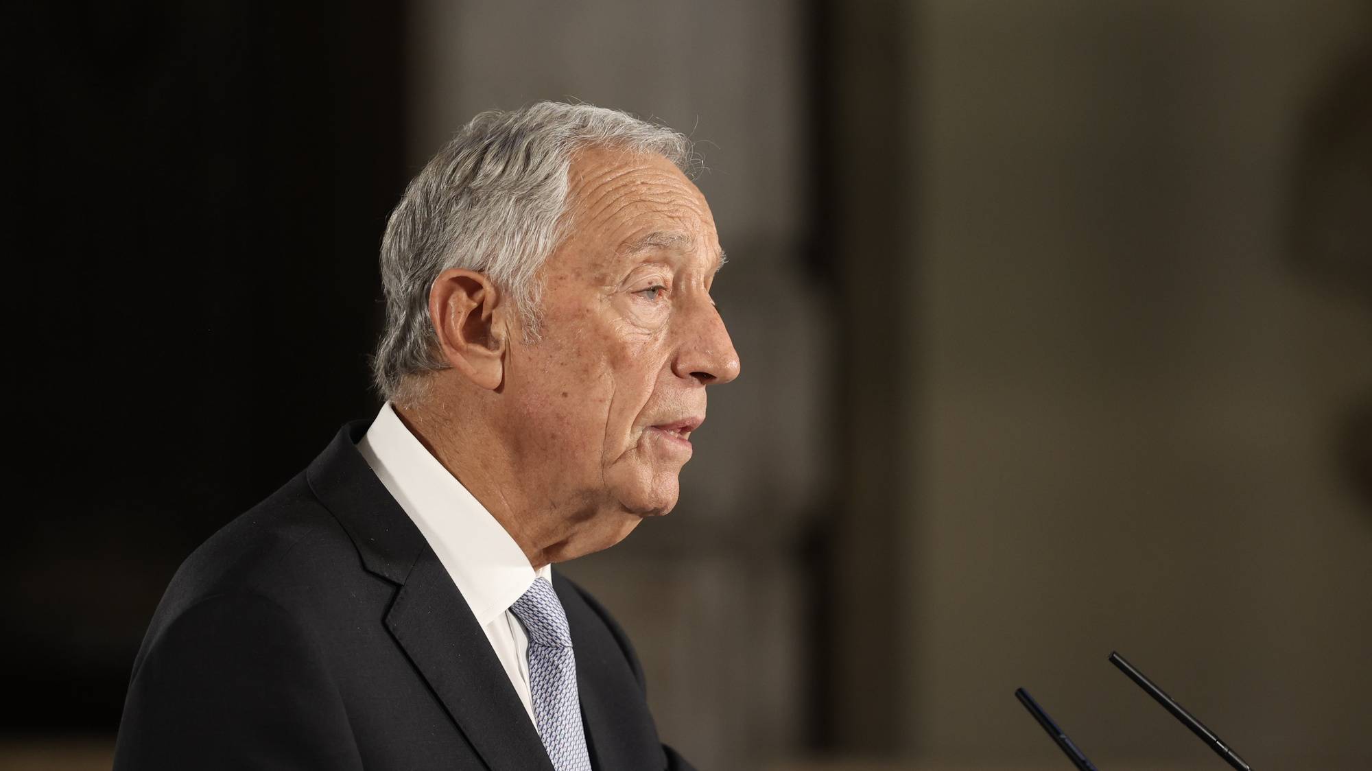 epa10967299 Portuguese President Marcelo Rebelo de Sousa, during a statement to the nation in which he decided to convoke new elections for March 2024 after a meeting of the Council of State, Belem Palace in Lisbon, Portugal, 09 November 2023. Prime Minister António Costa tendered his resignation on 07 November, which the head of state accepted, after several government offices were raided as part of investigations into lithium and hydrogen projects and the Public Prosecutor&#039;s Office announced that he is the subject of an autonomous enquiry at the Supreme Court of Justice.  EPA/CARLOS M. ALMEIDA