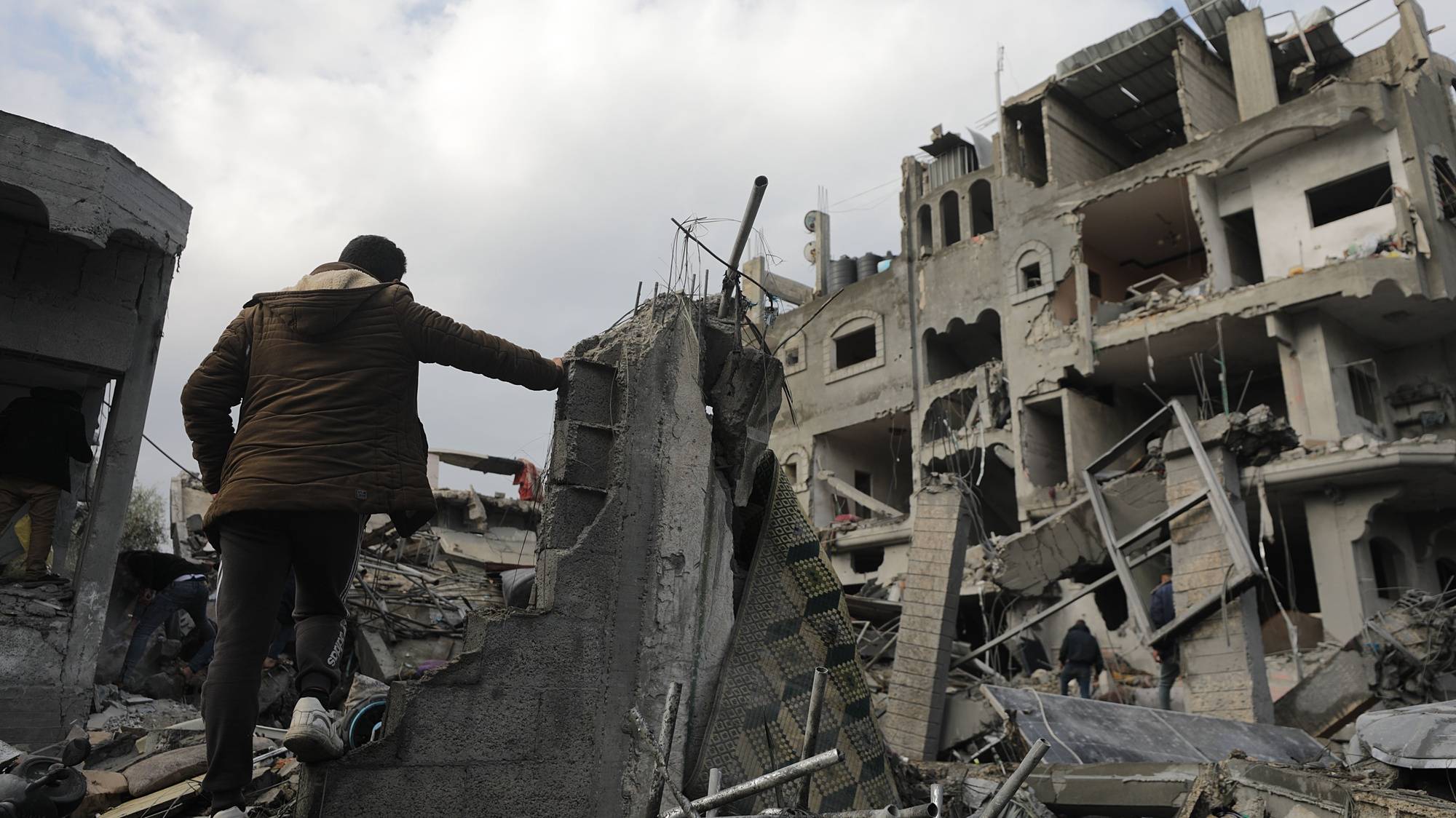 epaselect epa11043766 Palestinians search for bodies and survivors in the rubble of the destroyed house of the Manasra family following an Israeli air strike in the southern Gaza Strip, 25 December 2023. According to the Gaza Health Ministry, more than 70 Palestinians were killed following Israeli air strikes in Al Maghazi refugee camp. More than 60 members from two families were killed after an Israeli air strike, Palestinian civil defense said. Israeli forces resumed military strikes on Gaza after a week-long truce expired on 01 December. More than 20,000 Palestinians and at least 1,300 Israelis have been killed, according to the Palestinian Health Ministry and the Israel Defense Forces (IDF), since Hamas militants launched an attack against Israel from the Gaza Strip on 07 October, and the Israeli operations in Gaza and the West Bank that followed it.  EPA/MOHAMMED SABER