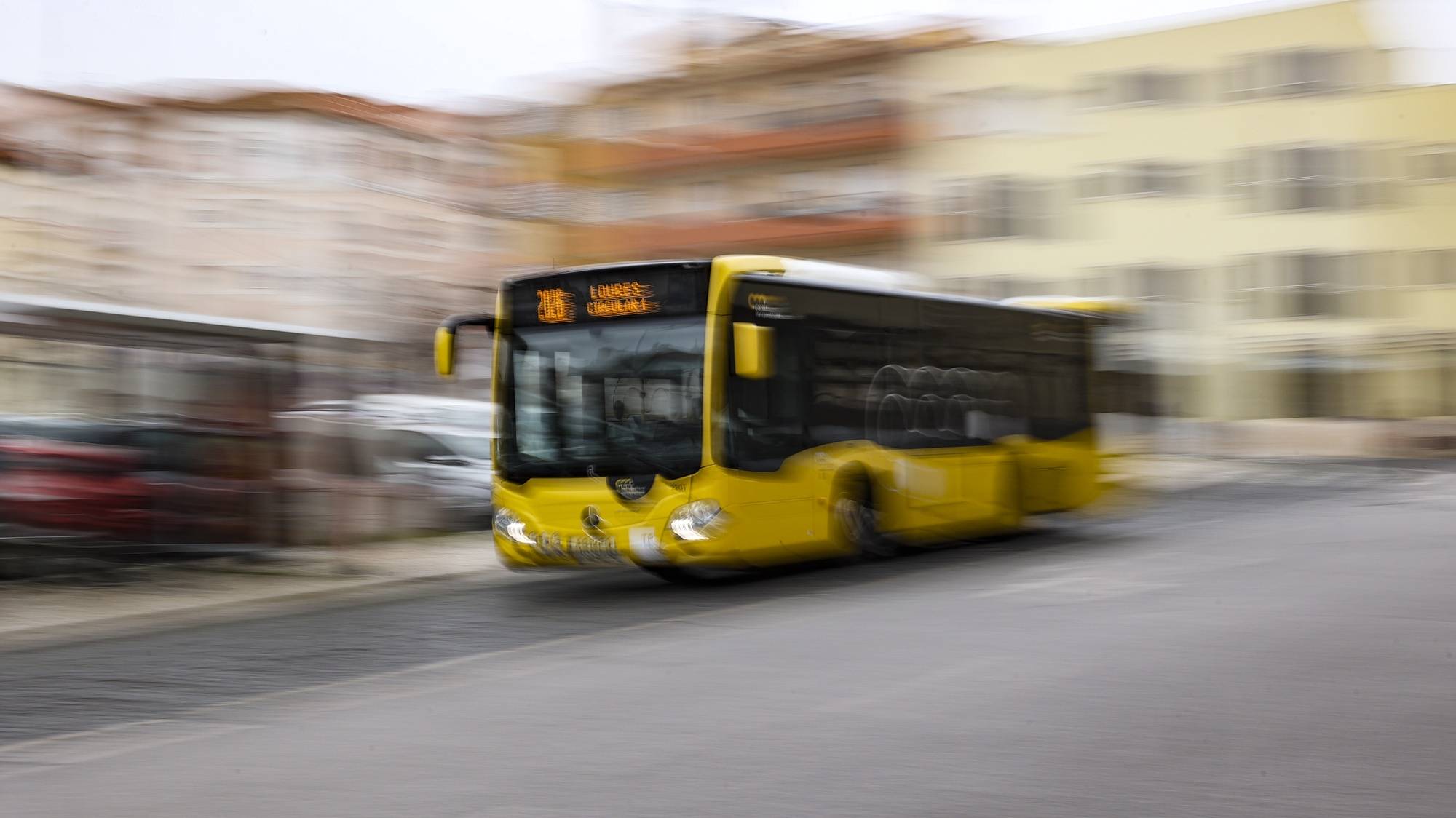 Um autocarro da Carris Metropolitana em serviço na área de Lisboa, 27 de dezembro de 2023. A Carris Metropolitana é uma iniciativa dos 18 municípios do coletivo rodoviário de passageiros na Área Metropolitana de Lisboa (AML) que, através da Transportes Metropolitanos de Lisboa, funde a operação de transporte público rodoviário de toda a AML numa só imagem e serviço. (ACOMPANHA TEXTO DA LUSA DO DIA 30 DE DEZEMBRO DE 2023). MIGUEL A. LOPES/LUSA