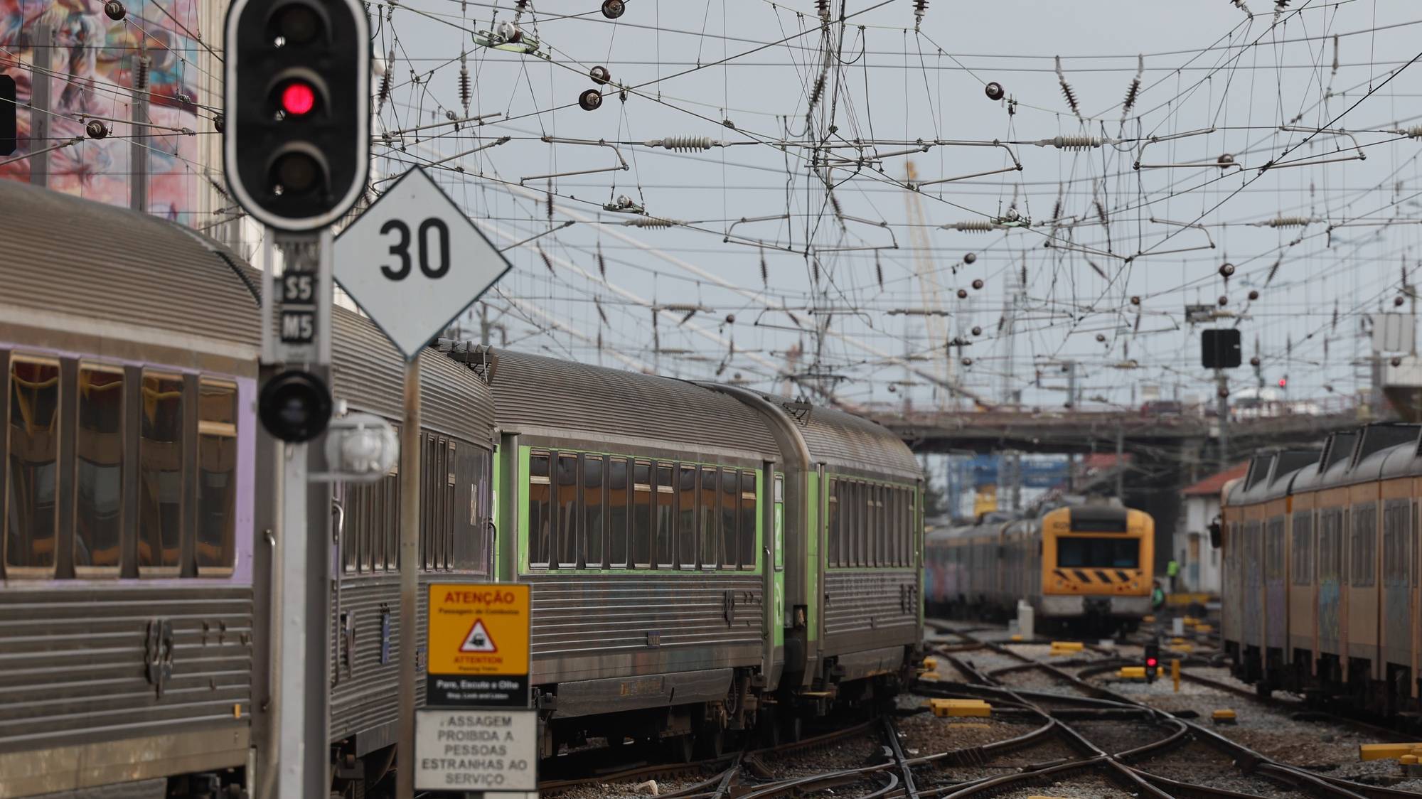 A CP suprimiu 143 comboios dos 249 programados entre as 00:00 e as 08:00 de hoje devido à greve dos trabalhadores da transportadora, segundo um balanço enviado pela empresa à Lusa, Santa Apolónia, Lisboa, 27 de fevereiro de 2023. Os trabalhadores da CP dão hoje início a mais greves, com a transportadora a alertar para “fortes perturbações” até 02 de março, num protesto pelo impasse nas negociações salariais que também envolve a Infraestruturas de Portugal (IP). TIAGO PETINGA/LUSA