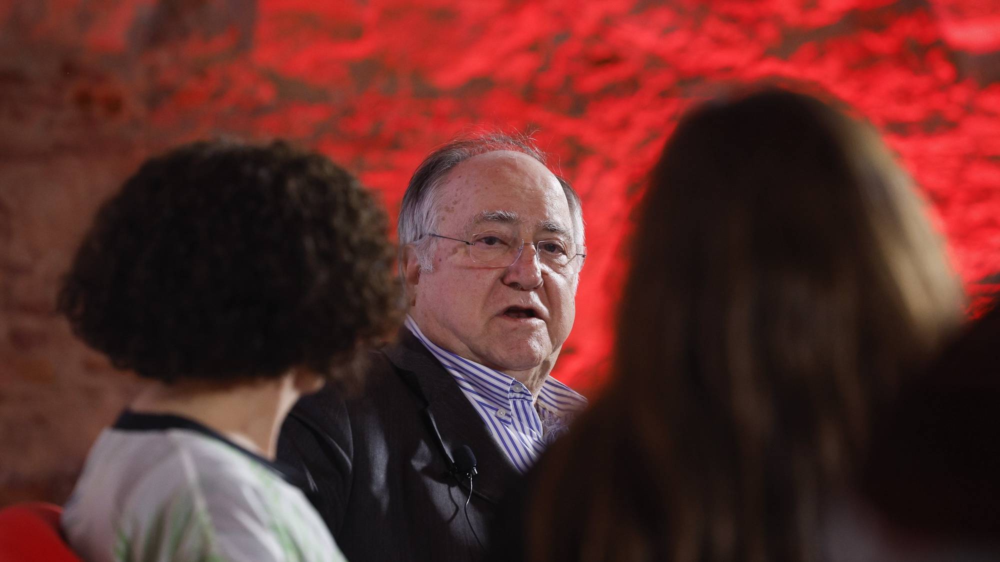 O presidente da Associação 25 de Abril, Vasco Lourenço, intervém num debate sobre o projeto 50 anos de Democracia, 50 Assembleias participativas jovens (MyPolis), de educação para a cidadania e desenvolvimento local, durante a apresentação do programa das Comemorações dos 50 anos do 25 de abril para 2024, no Teatro Thalia, em Lisboa, 07 de fevereiro de 2024. ANTÓNIO PEDRO SANTOS/LUSA