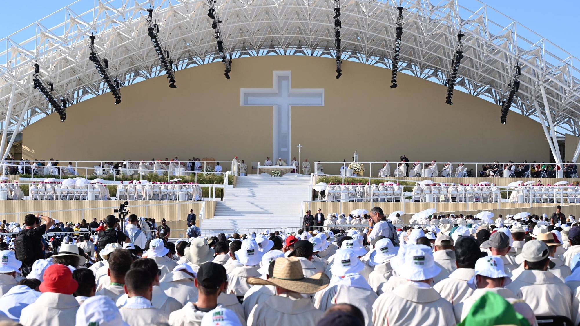 epa10787162 Pope Francis celebrates a Holy Mass on the last day of World Youth Day (WYD) at Parque Tejo in Lisbon, Portugal, 06 August 2023. The Pontiff is in Portugal on the occasion of World Youth Day (WYD), one of the main events of the Church that gathers the Pope with youngsters from around the world.  EPA/MAURIZIO BRAMBATTI