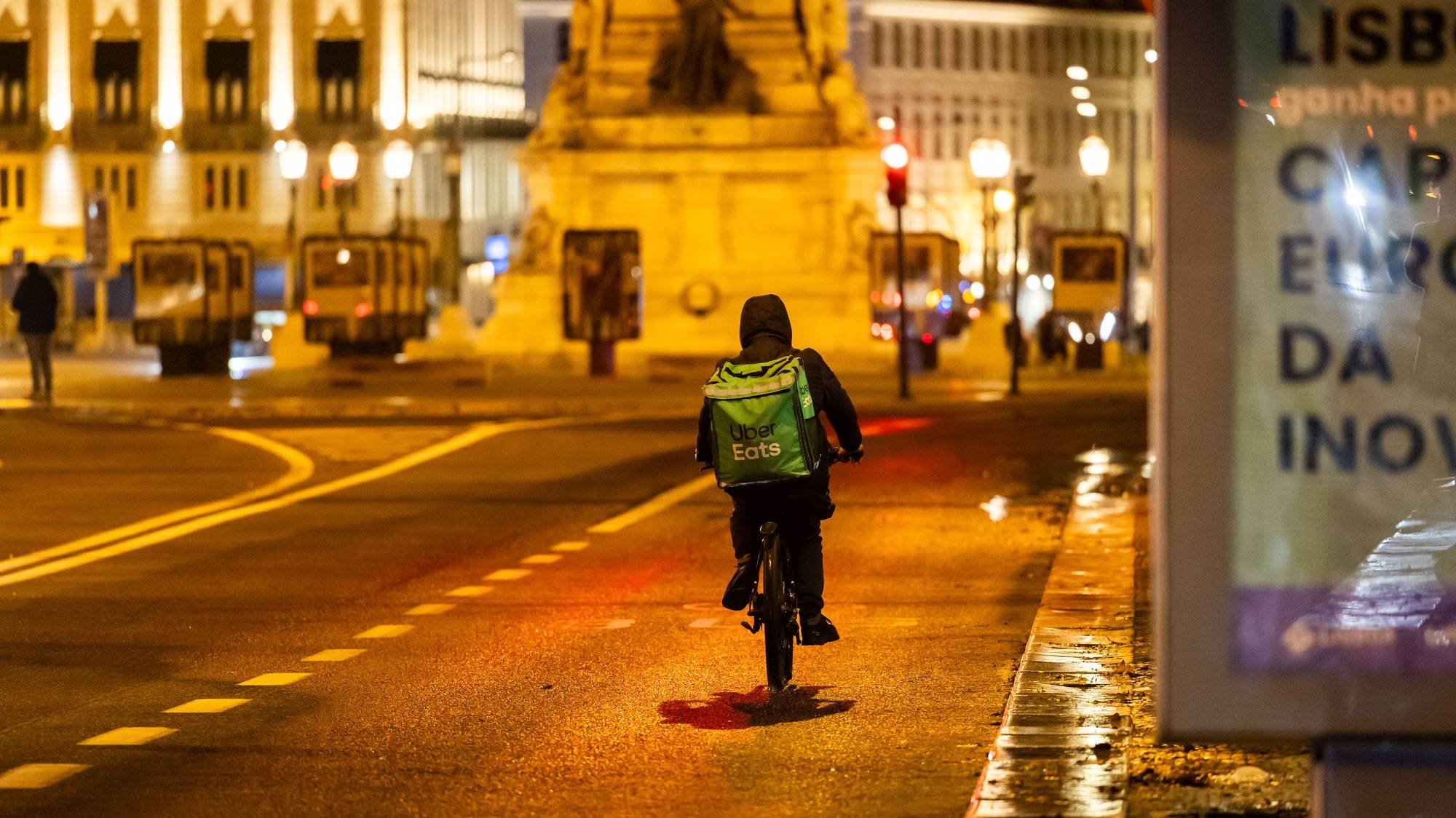 Um estafeta de uma plataforma de entrega de comida (bolt, uber eats), pedala na Avenida da Liberdade, em Lisboa, 23 de janeiro de 2024. JOSÉ SENA GOULÃO/LUSA