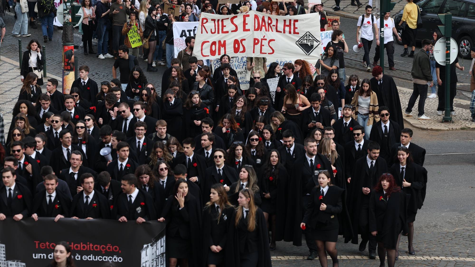 Estudantes protestam durante a manifestação nacional em Lisboa, 21 de março de 2024. Movimentos Associativos e Federativos Estudantis Nacionais promovem uma marcha de protesto contra a inflação imobiliária que condiciona a habitação estudantil, e contra o incumprimento do Plano Nacional para o Alojamento no Ensino Superior (PNAES), exigindo à tutela uma resposta perante uma das condicionantes no acesso ao Ensino Superior. ANTÓNIO COTRIM/LUSA