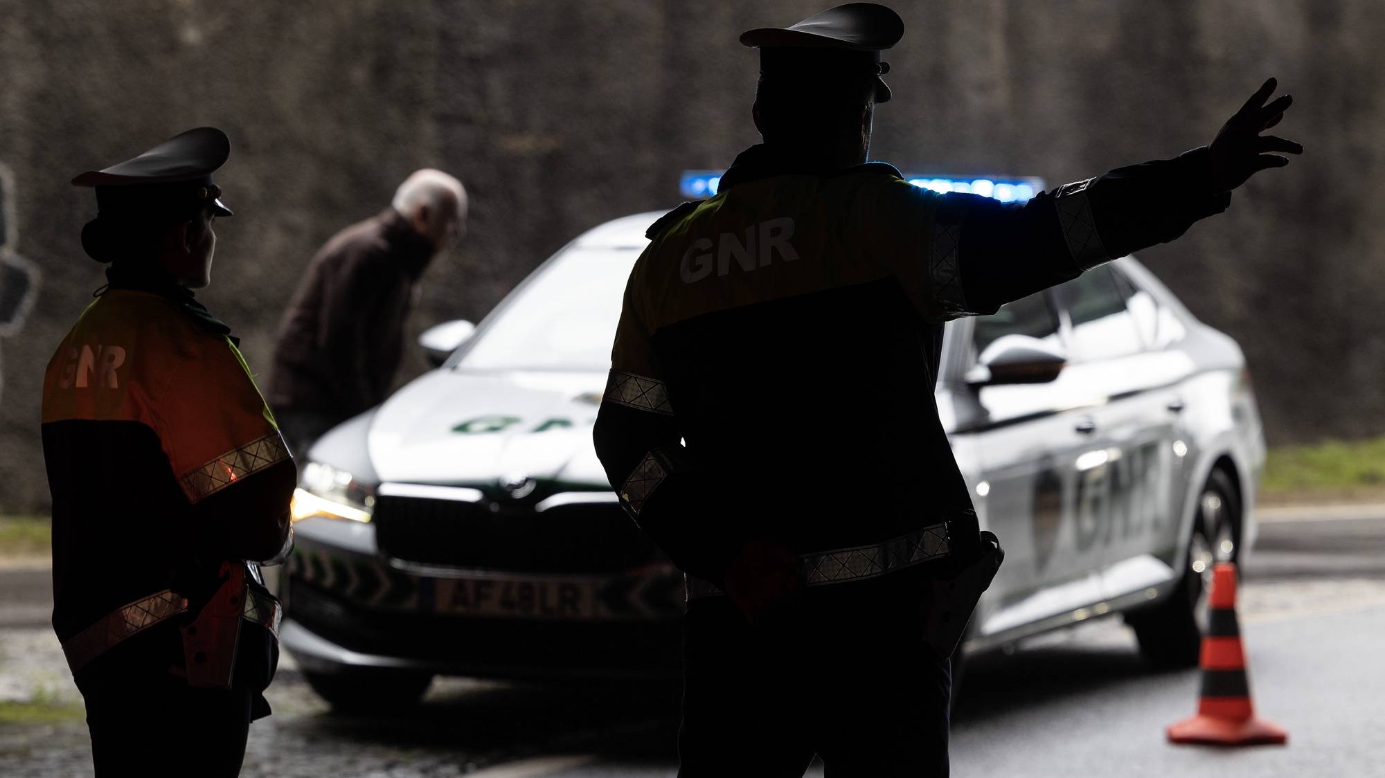 Guardas da Brigada de Trânsito da Guarda Nacional Republicana (GNR-BT) participam na operação de segurança rodoviária da Páscoa promovida em conjunto pela GNR e pela Polícia de Segurança Pública, na Maia, 28 de março de 2024. JOSÉ COELHO/LUSA