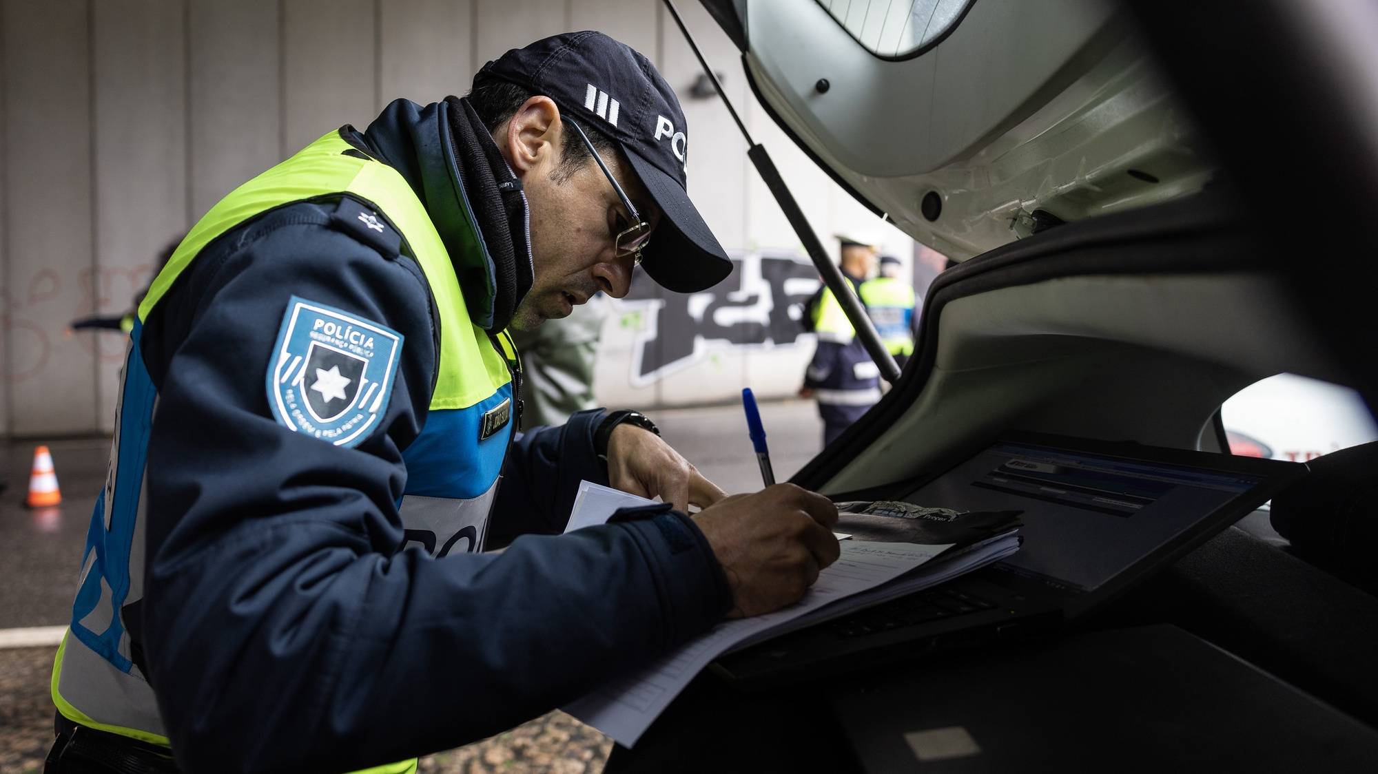 UM agente da Polícia de Segurança Pública (PSP) participa na operação de segurança rodoviária da Páscoa promovida em conjunto pela GNR e pela Polícia de Segurança Pública, na Maia, 28 de março de 2024. JOSÉ COELHO/LUSA