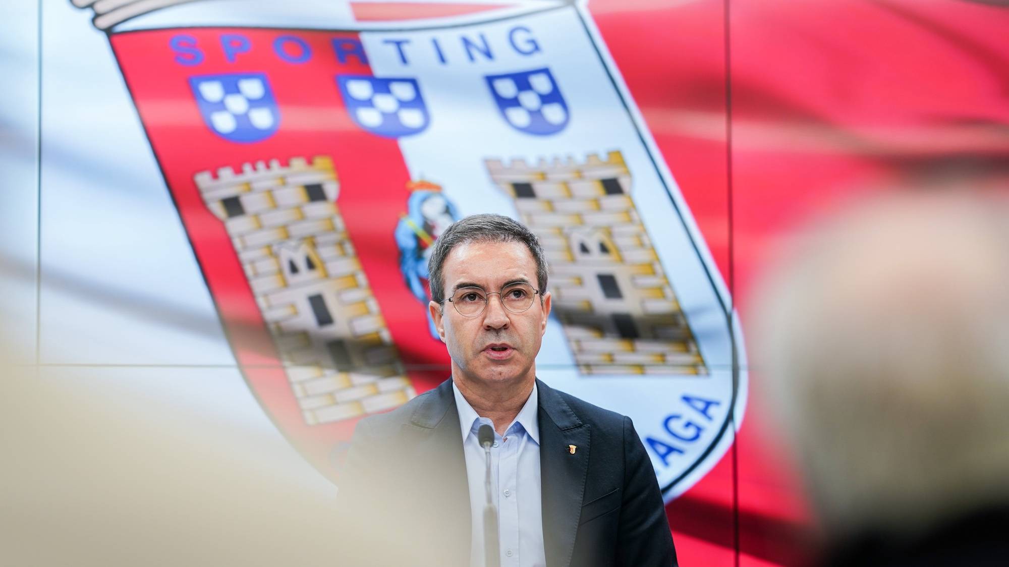 O presidente do Sporting Clube de Braga, Antonio Salvador,  fala durante a conferencia de Imprensa de apresentação do novo treinador para a próxima temporada, Daniel Sousa actual treinador do Arouca. Braga, 3 Abril 2024.   HUGO DELGADO/LUSA