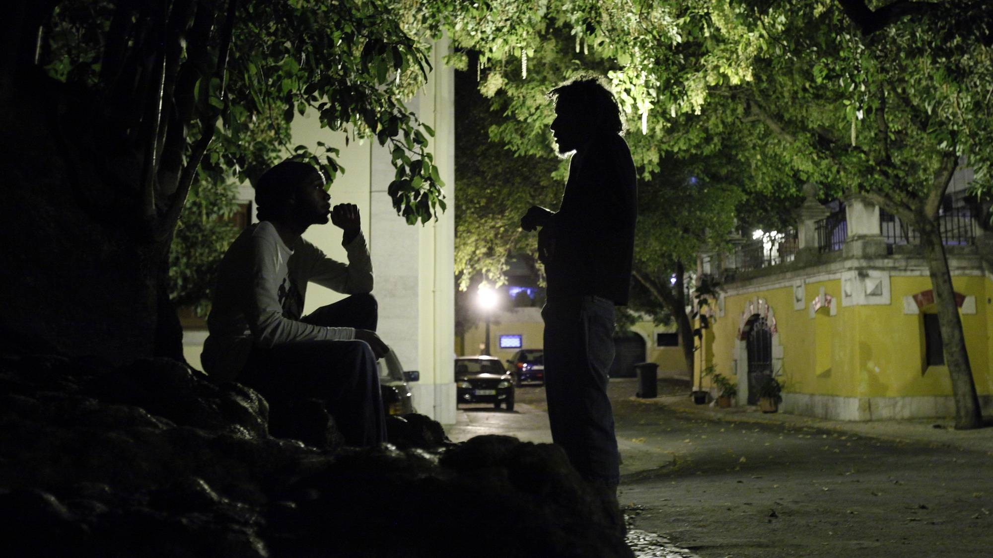 Os sem-abrigo que dormem junto à igreja dos Anjos voltam sempre ao local, mesmo depois de serem expulsos pela polícia e de verem os seus poucos pertences jogados no lixo, porque não têm mais para onde ir, Lisboa, 18 de setembro de 2010. (ACOMPANHA TEXTO) JOSÉ SENA GOULÃO / LUSA