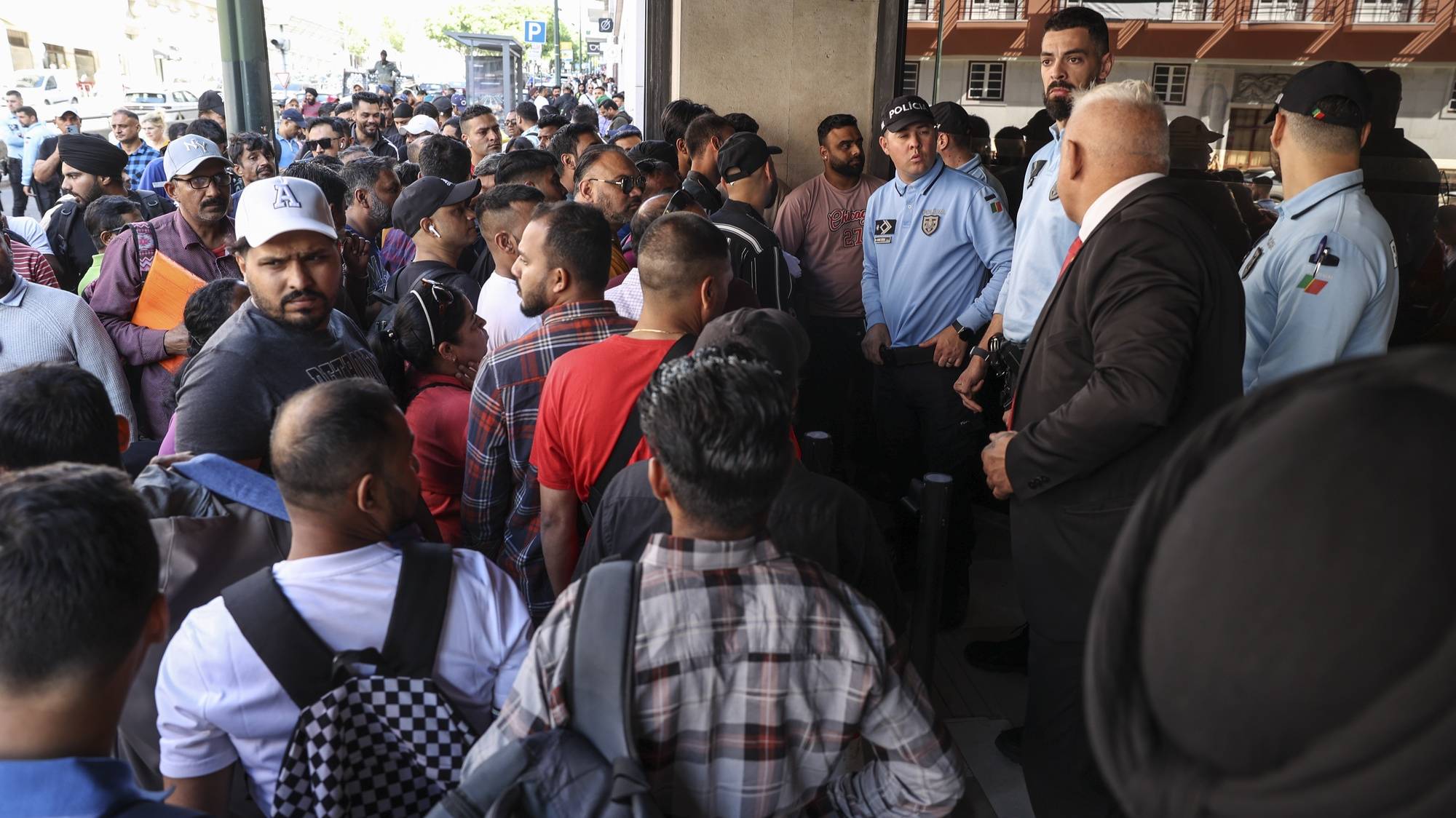 Manifestantes junto à da sede da AIMA - Agência para a Integração Migrações e Asilo em Lisboa na manifestação &quot;Defenda os seus direitos&quot;. Ação de protesto convocada pela comunidade do Bangladesh em Portugal, contra os atrasos na renovação ou emissão do primeiro cartão de residência pelo Instituto dos Registos e do Notariado (IRN) 18 de abril de 2024.  MIGUEL A. LOPES/LUSA