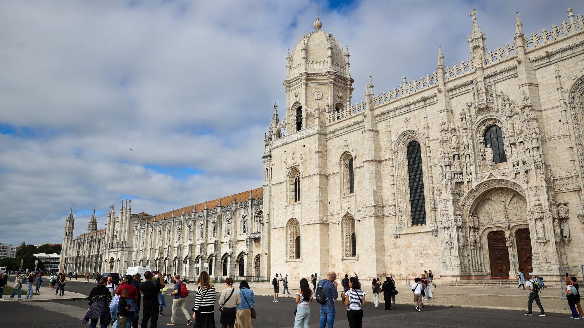 Fachada principal dp Mosteiro dos Jerónimos, um dos monumentos que serviu para um estudo pela investigadora norte-americana Barbara Judy (ausente da fotografia) do Serviço Nacional de Parques dos Estados Unidos e coordenadora responsável pelo projeto de investigação “O impacto das alterações climáticas no Mosteiro dos Jerónimos e na Torre de Belém – estudos científicos e planos de mitigação”, no Mosteiro dos Jerónimos, em Lisboa, 13 de novembro de 2024. ANTÓNIO COTRIM/LUSA