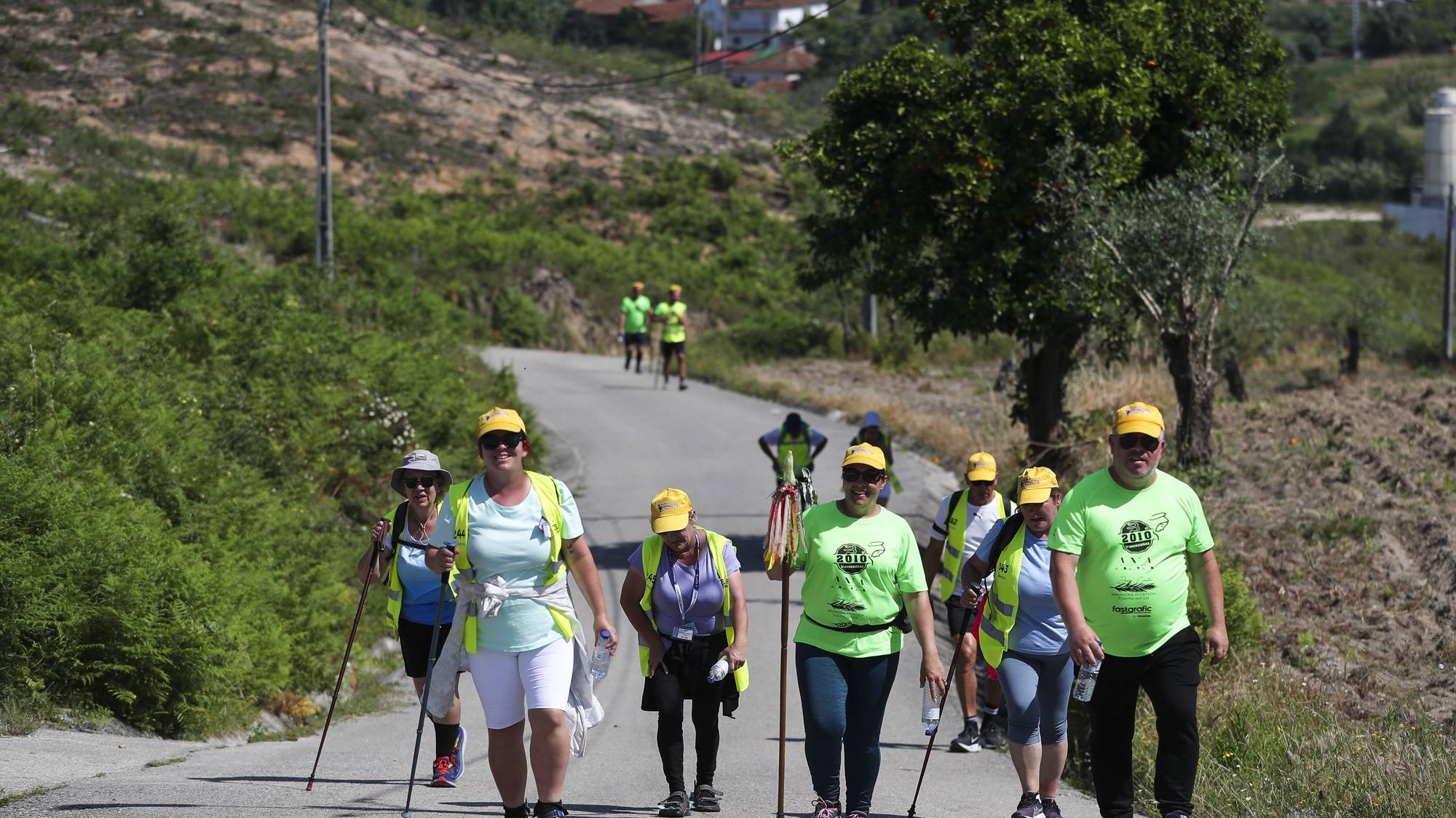 Peregrinos a pé caminham em direção ao santuário de Fátima para as celebrações religiosas de 12 e 13 de maio, Leiria, 10 de maio de 2024. PAULO CUNHA/LUSA