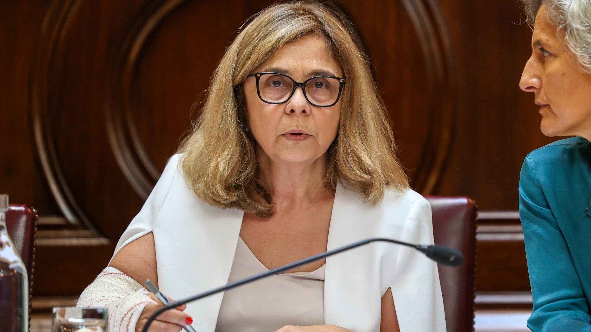 A ministra da Saúde, Ana Paula Martins (E), ladeada pela presidente da Comissão da Saúde, Ana Abrunhosa (D), intervém na sua audição perante a Comissão na Assembleia da República, em Lisboa, 12 de junho de 2024. MANUEL DE ALMEIDA/LUSA