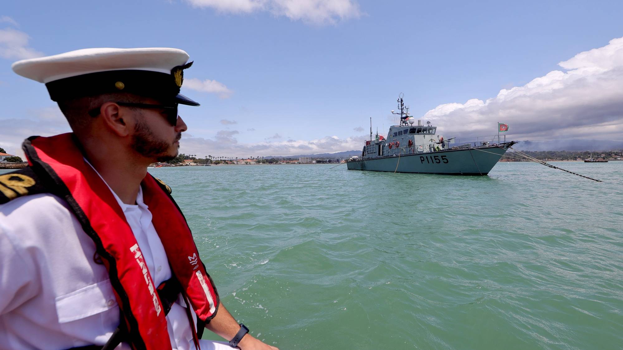 O navio NRP Centauro, da Marinha portuguesa, está desde maio em São Tomé e Príncipe para apoiar na fiscalização marítima, juntamente com 13 militares que dão formação às Forças Armadas são-tomenses, ao largo de São Tomé, São Tomé e Príncipe, 26 de agosto de 2023. Três meses depois de ter chegado a São Tomé e Príncipe, o navio português Centauro cumpriu 170 horas de navegação, esteve envolvido numa ação de busca e salvamento e prepara-se para integrar militares são-tomenses a bordo.
 (ACOMPANHA TEXTO DA LUSA). ESTELA SILVA/LUSA