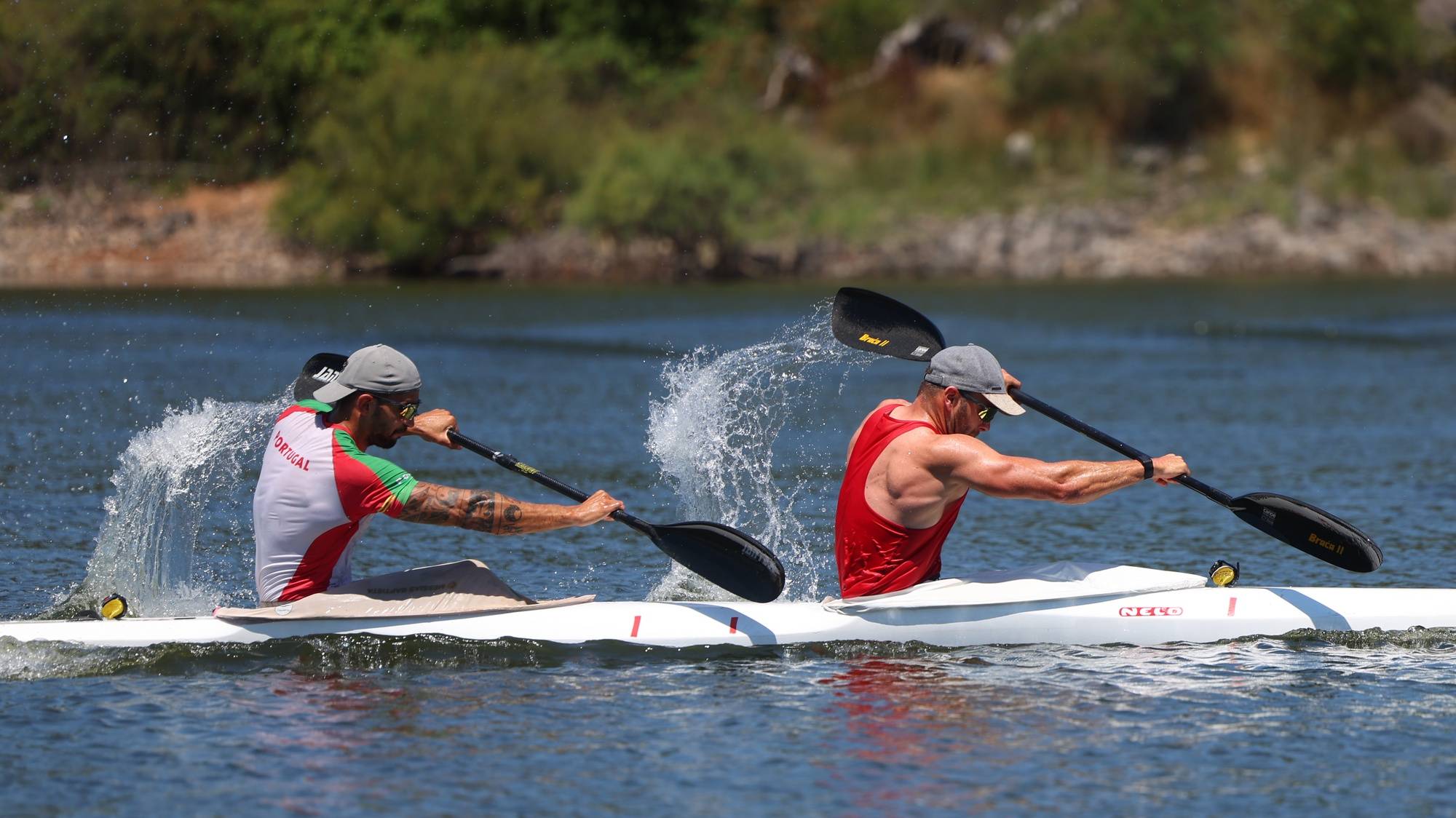 Os canoístas portugueses João Ribeiro (E) e Messias Baptista (D), treinam na barragem do Maranhão, durante um estágio em Avis, Portalegre, 02 de julho de 2024. Os campeões do mundo de K2 500 metros, estão motivados para conseguir “um resultado incrível” nos Jogos Olímpicos Paris2024. Os Jogos disputam-se de 26 de julho a 11 de agosto. (ACOMPANHA TEXTO DA LUSA DO DIA 09 DE JULHO DE 2024). NUNO VEIGA/LUSA