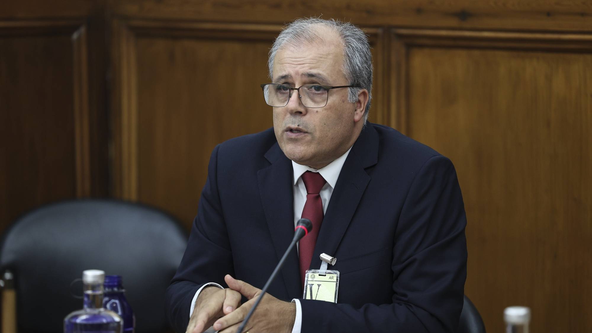 O ex-presidente do Conselho Diretivo do Instituto Nacional de Emergência Médica, Luis Meira, durante a sua audição na comissão de Saúde sobre o procedimento para a aquisição de helicópteros de emergência médica, na Assembleia da República, em Lisboa, 17 de julho de 2024. MIGUEL A. LOPES/LUSA