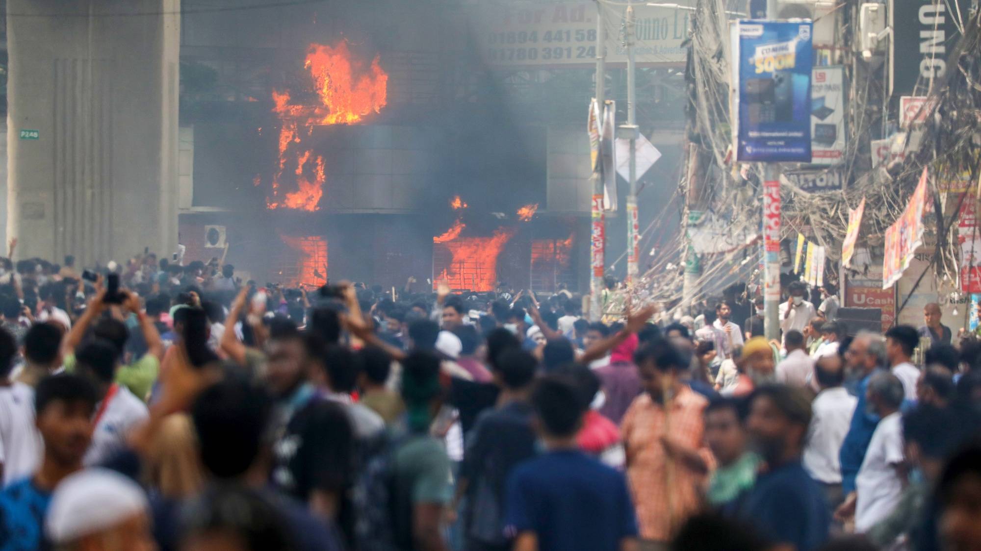 epa11485550 Angry protesters set Mirpur police box on fire as demonstrators clash with police, Bangladesh Chhatra League (BCL) and Jubo League members, during ongoing quota students protests under the slogan &#039;Anti-Discrimination Student Movement&#039; at Mirpur area in Dhaka, Bangladesh, 18 July 2024. According to Police, at least 11 people have been killed and several hundred injured following violent clashes between protesting students and police erupted during nationwide student protests over the abolition of quotas in government jobs.  EPA/MONIRUL ALAM