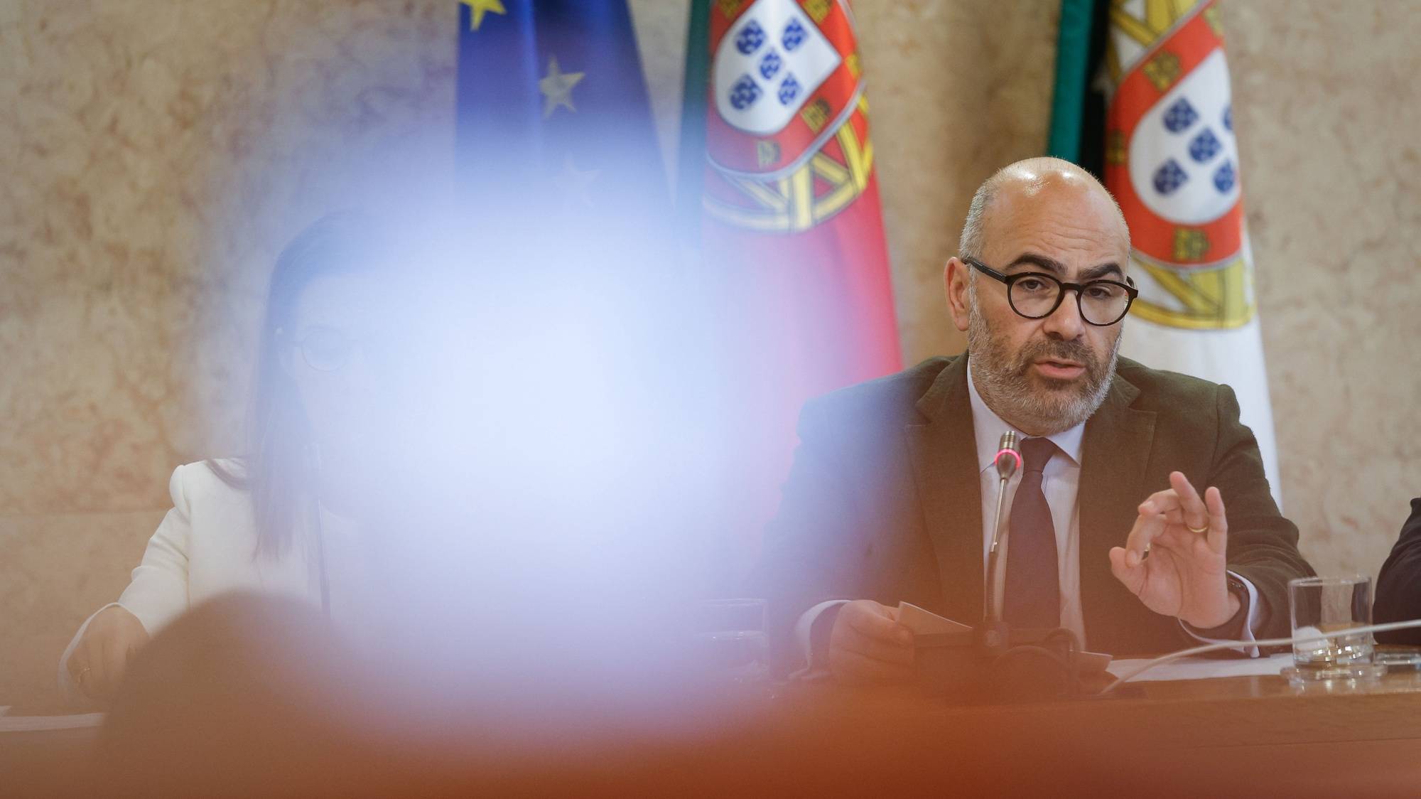 O ministro das Infraestruturas e Habitação, Miguel Pinto Luz, intervém durante a sua audição na Comissão de Economia, Obras Públicas e Habitação, na Assembleia da República, em Lisboa, 24 de julho de 2024. ANTÓNIO PEDRO SANTOS/LUSA