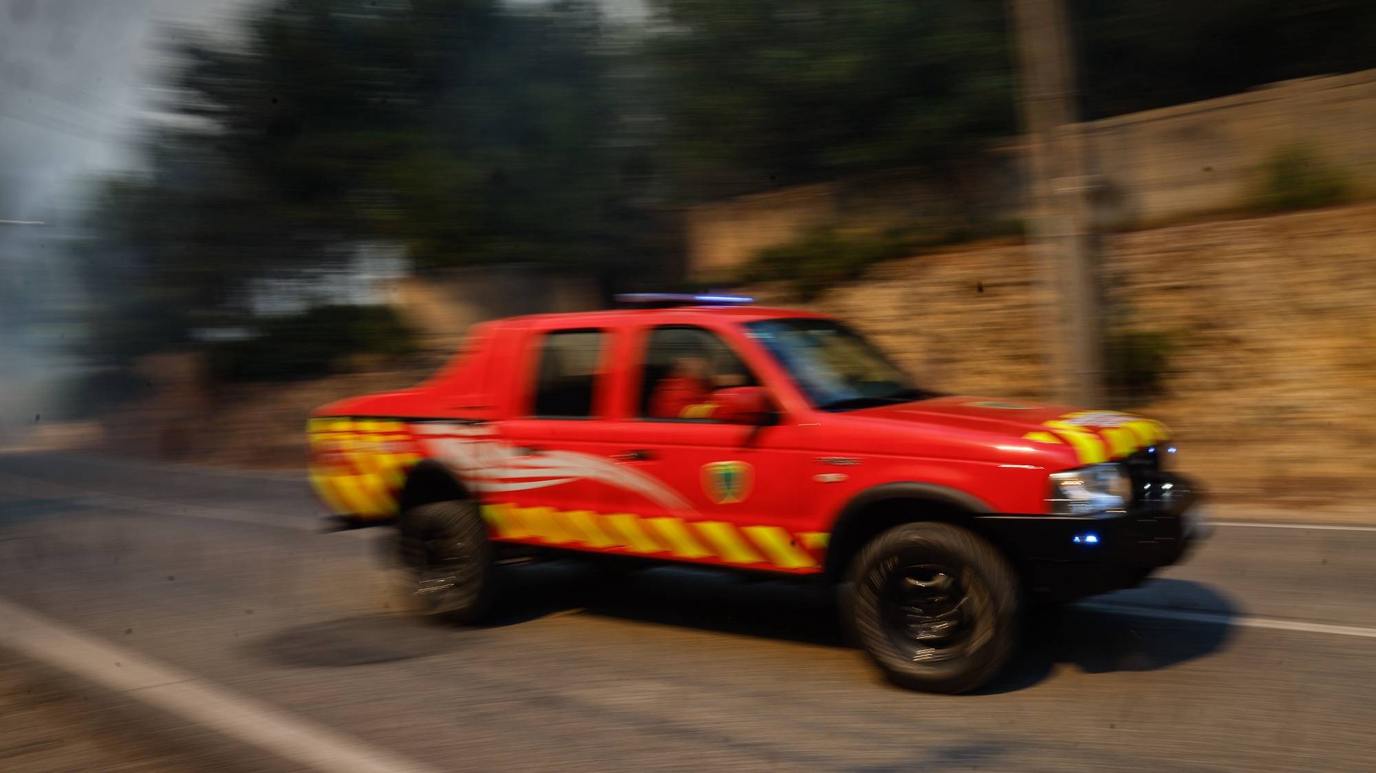 Mais de 300 operacionais combatem um incêndio que deflagrou hoje em mato por volta das 12:20, em Alcabideche, no concelho de Cascais, Lisboa, de acordo com a Proteção Civil, 21 de julho de 2024. Segundo a página da Autoridade Nacional de Emergência e Proteção Civil (ANEPC), consultada às 17:08, 313 bombeiros, 91 veículos e nove meios aéreos combatiam o incêndio no local. ANTÓNIO PEDRO SANTOS/LUSA