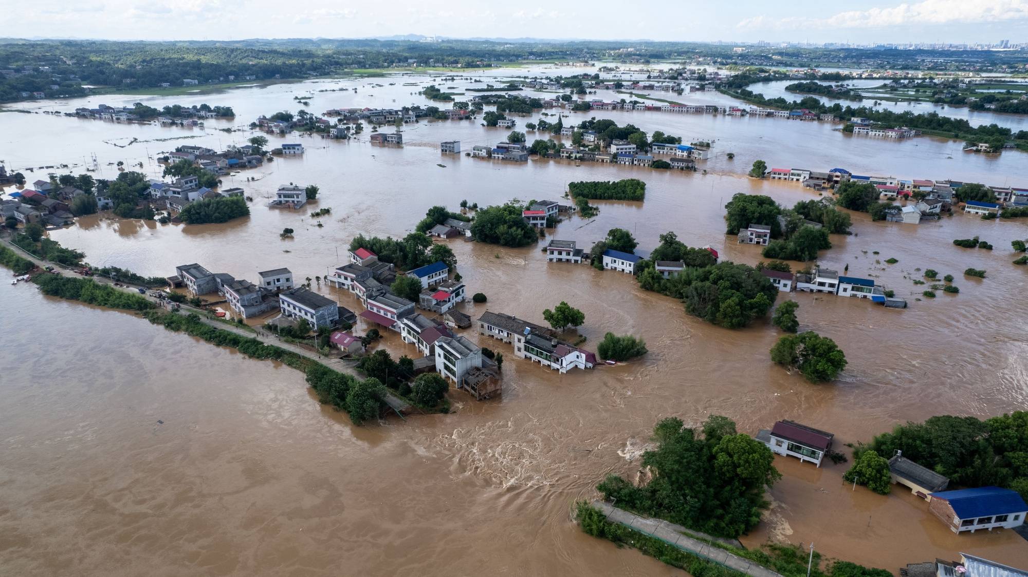 epa11506786 An aerial drone photo taken on July 29, 2024 shows the scene of a dike breach in Hekou Township of Xiangtan County, central China&#039;s Hunan Province.  A total of 3,832 residents have been evacuated after a river dike breached in central China&#039;s Hunan Province on Sunday, local authorities said on Monday morning. The dike breach occurred at around 8 p.m. Sunday in the Juanshui River in Yisuhe Town of Xiangtan County, Xiangtan City, according to the city&#039;s flood control and drought relief headquarters. No casualties have been reported so far. The headquarters said 1,205 people, including armed police, militia and professional rescuers, have been mobilized into rescue and relief work, assisted by more than 1,000 local officials and Party members.  EPA/XINHUA / Chen Sihan CHINA OUT / UK AND IRELAND OUT  /       MANDATORY CREDIT EDITORIAL USE ONLY