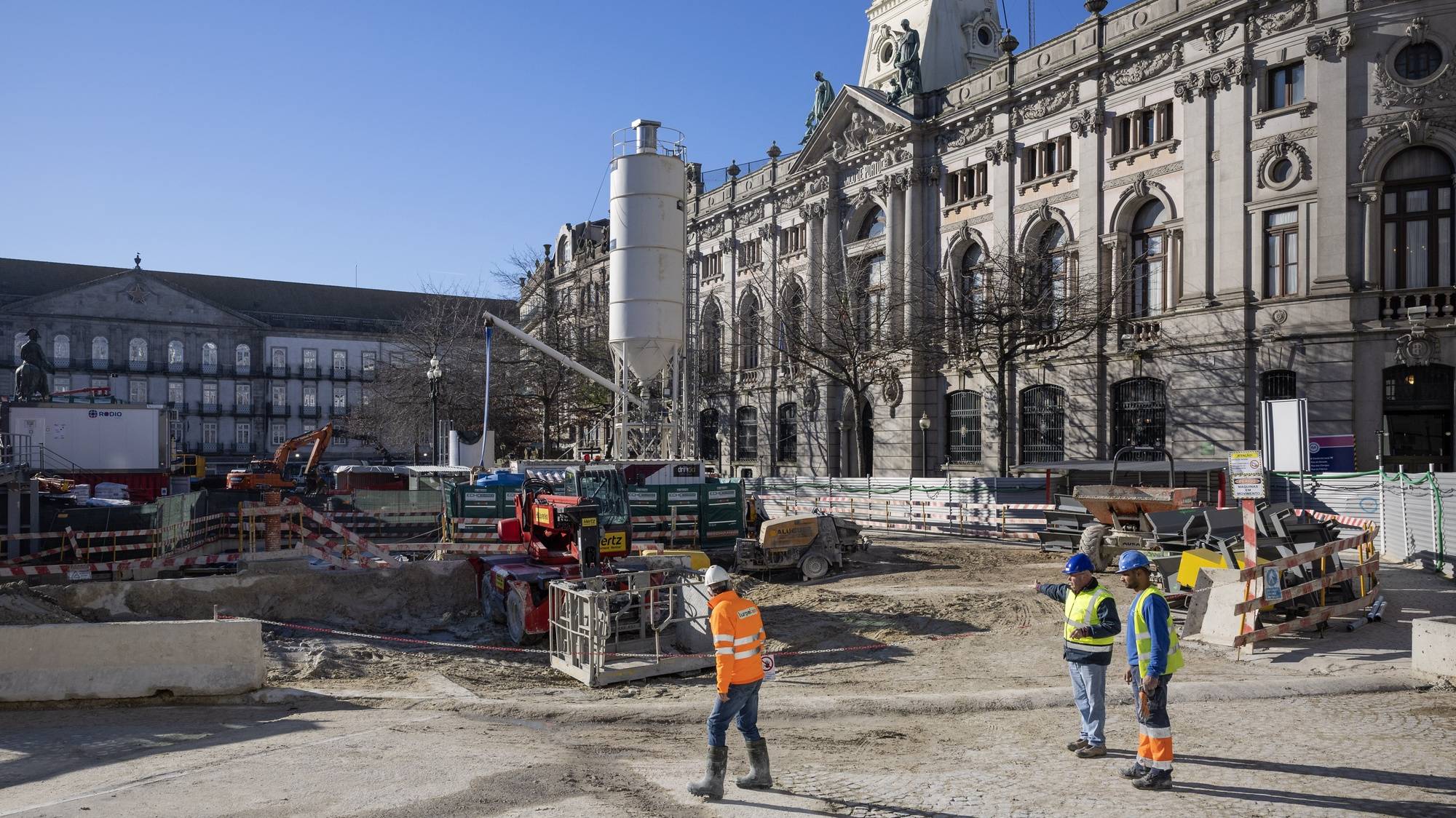 Estaleiro das obras do Metro do Porto na praça da Liberdade, no centro da cidade do Porto, 06 de janeiro de 2023. A conclusão do desvio do túnel do Rio da Vila está prevista para dezembro de 2024, e a sua &quot;durabilidade será sempre para mais de 100 anos&quot;. As obras na totalidade da nova Linha Rosa do Metro do Porto, incluindo nas estações de São Bento, Hospital Santo António, Galiza e Casa da Música, estão também previstas para o final de 2024. (ACOMPANHA TEXTO DA LUSA DO DIA 08 DE JANEIRO DE 2023). JOSÉ COELHO/LUSA