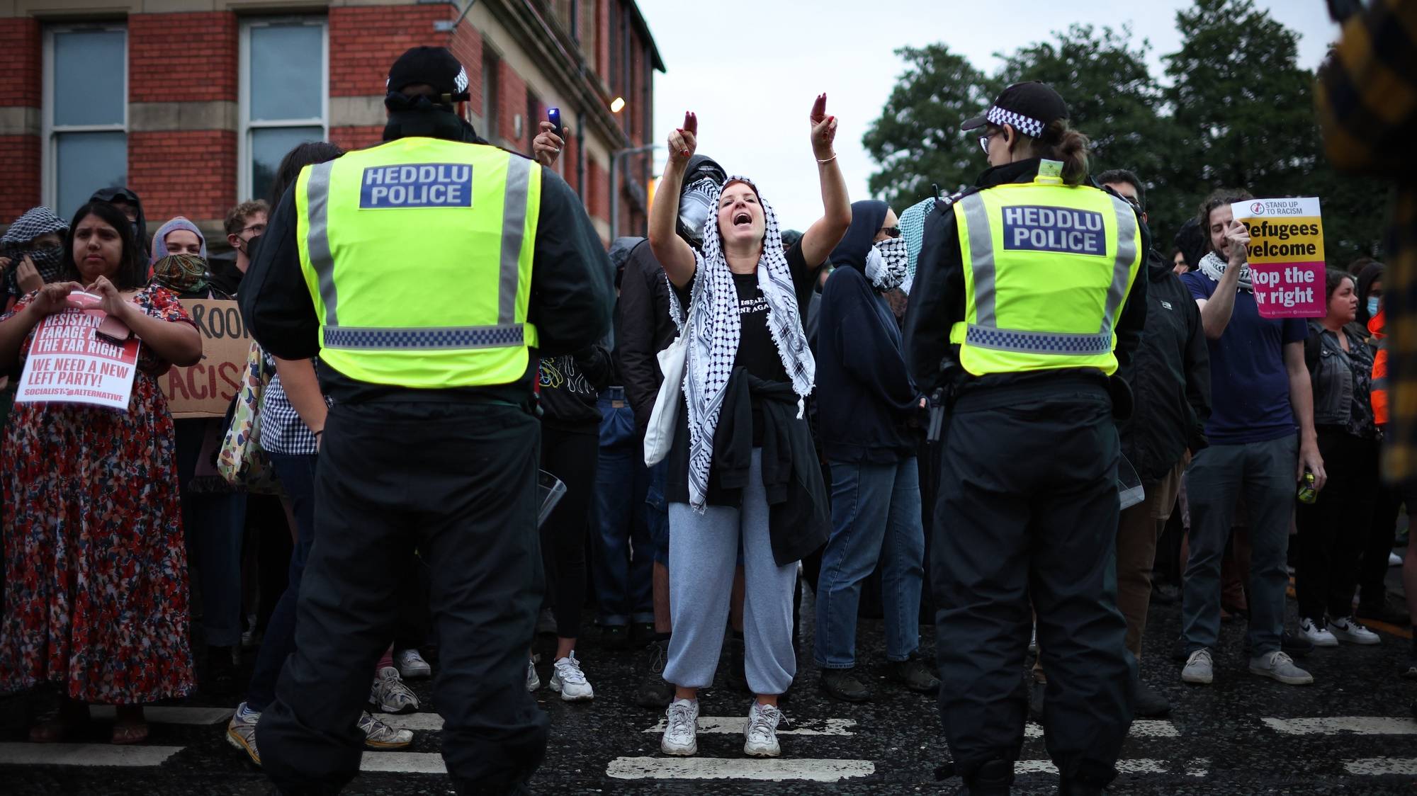 epa11520861 Anti-racism protesters take part in a demonstration at the Abdullah Quilliam Mosque in Liverpool, Britain, 02 August 2024. People gathered at the Liverpool mosque, which was the first in England, in response to the threat of far-right violence in the wake of the fatal Southport knife attack.  EPA/ADAM VAUGHAN