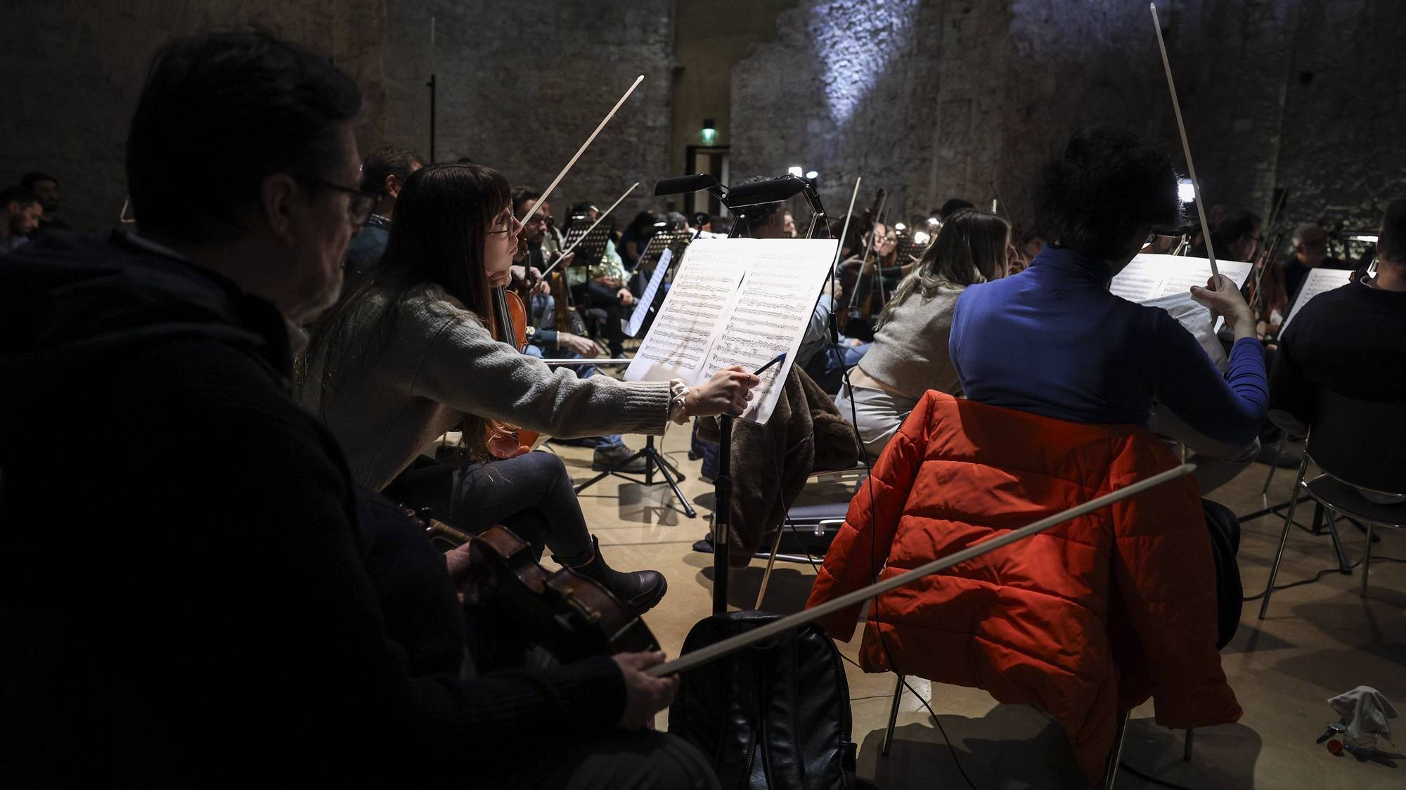 Elementos da orquestra composta por 63 músicos, coro com 40 elementos e 4 solistas de 14 nacionalidades diferentes, liderada pelo maestro Pedro Amaral, participam num ensaio no Teatro Thalia, para o Concerto pela Paz que decorrerá dia 07 de dezembro, na Fundação Calouste de Gulbenkian, em Lisboa, 05 de dezembro de 2023. (ACOMPANHA TEXTO DA LUSA DO DIA 06 DE DEZEMBRO DE 2023). MIGUEL A. LOPES/LUSA