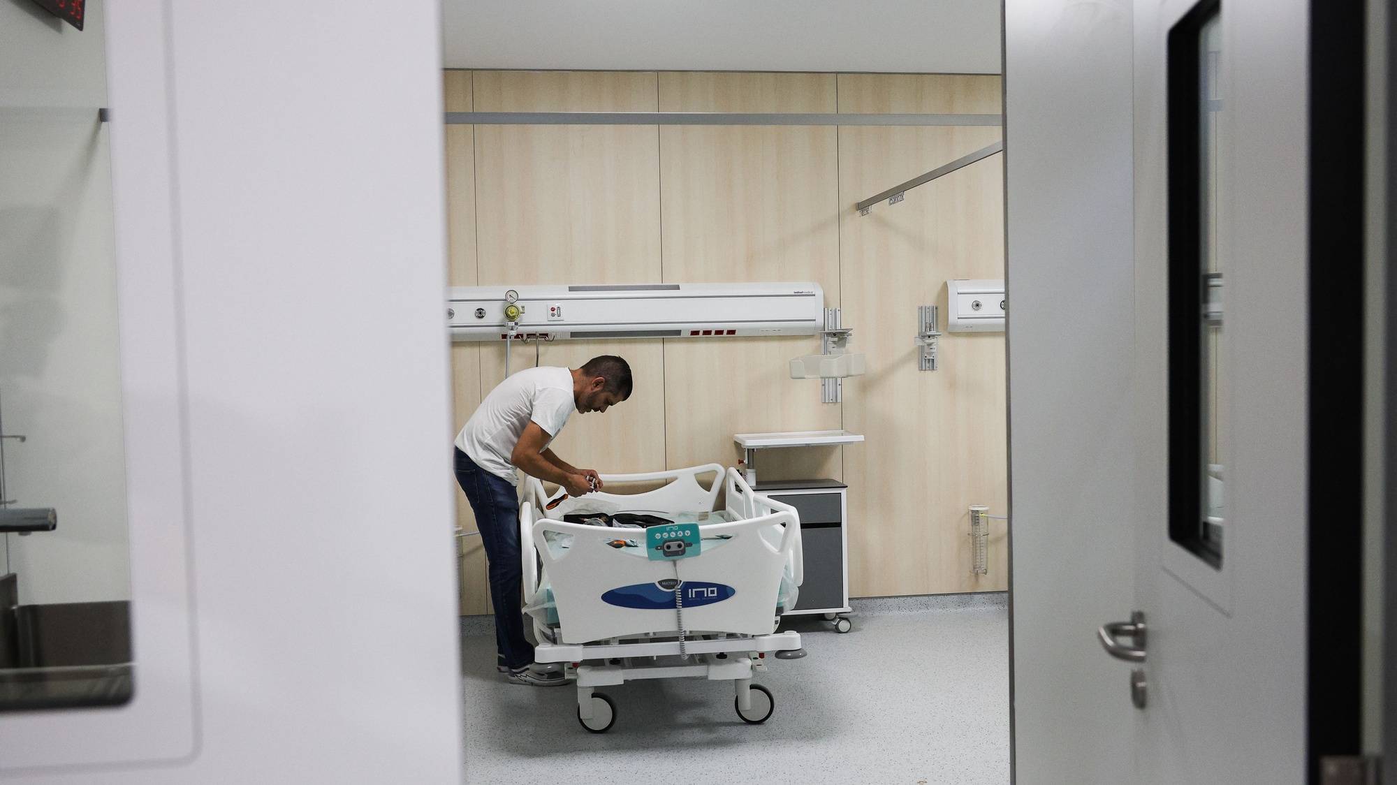 Operários ultimam acabamentos durante uma visita às novas urgências de obstetrícia e maternidade do Hospital Santa Maria, em Lisboa, 26 de julho de 2024. (ACOMPANHA TEXTO DE 28 DE JULHO DE 2024). TIAGO PETINGA/LUSA