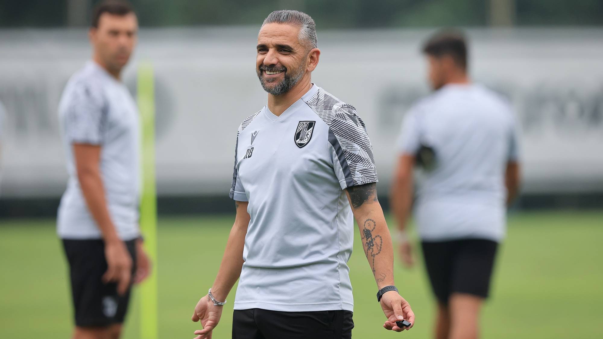 O treinador do Vitória de Guimarães, Rui Borges, durante o treino de preparação para o jogo da Liga Conferência com o Floriana, na academia do clube em Guimarães, 31 de julho de 2024. ESTELA SILVA/LUSA