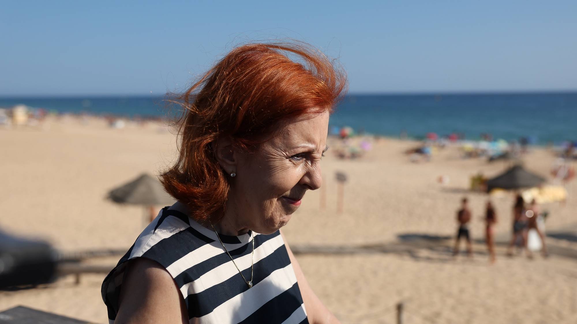 A ministra do Ambiente e Energia, Maria de Graça Carvalho, durante uma visita à praia do Vale Garrão, e anuncia novos investimentos para proteção do litoral, Loulé, 06 de agosto de 2024. LUÍS FORRA/LUSA