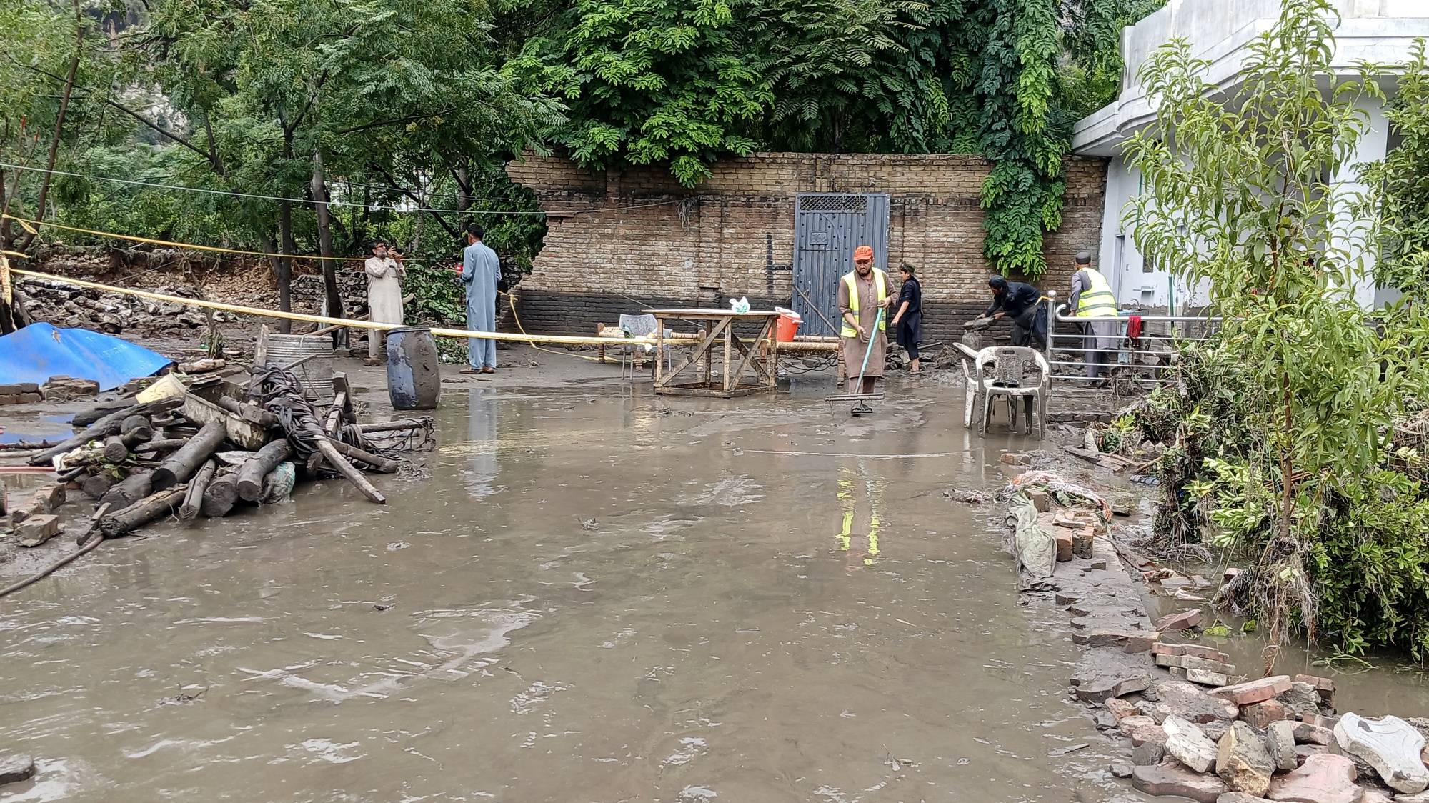 epa11508475 Rescue workers attend the scene after 11 members of a family died in a rain-related incident in Darra Adam Khel, Kohat District, Pakistan, 30 July 2024. According to the Pakistan&#039;s emergency service Rescue 1122, eleven members of a family, including women and children, drowned after their house&#039;s basement was flooded with rainwater during a heavy downpour in Darra Adam Khel. The victims were trapped while sleeping as the water rose rapidly. This incident happened amid heavy rains that have alleviated a prolonged drought in the Khyber District of Khyber Pakhtunkhwa province, bringing significant rainfall to areas like Khyber Bara, Jamrud, Landi Kotal, and Tirah Valley, and resulting in cooler temperatures in the region.  EPA/BASIT GALANI